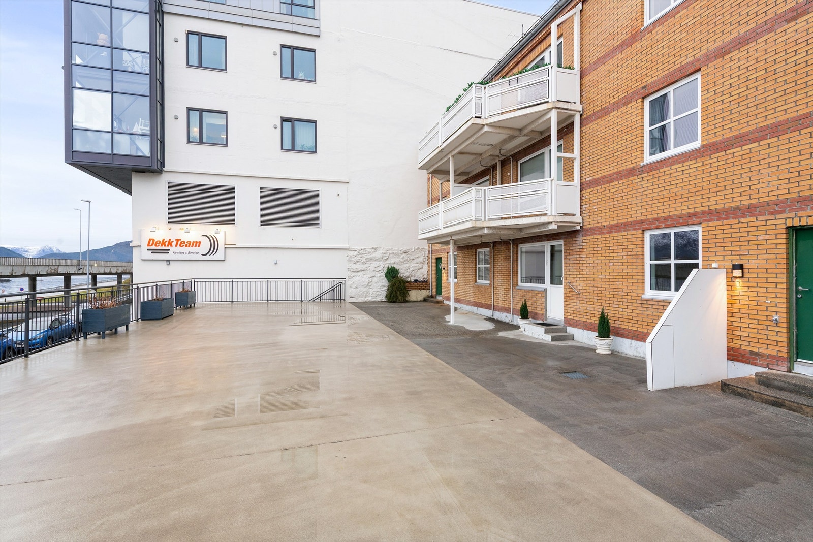 Stort fellesareal/terrasse over garasjeanlegg mot syd Galleribilde