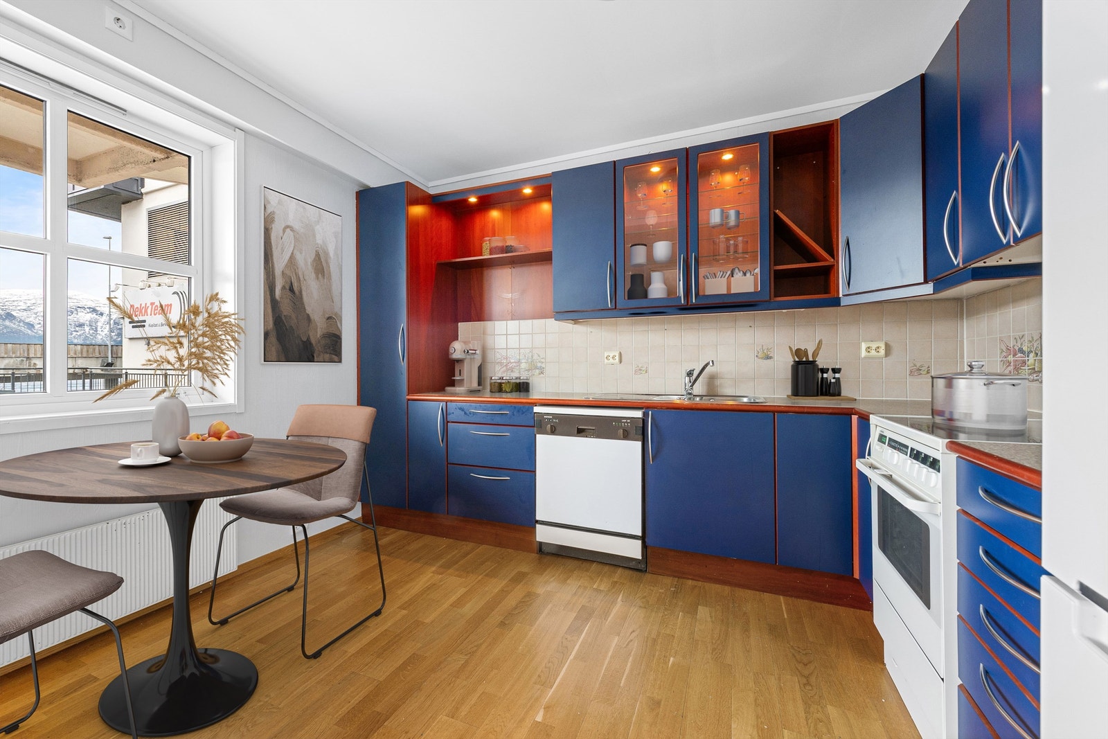 Kjøkken med plass til spisebord - bildet er digitalt stylet Galleribilde