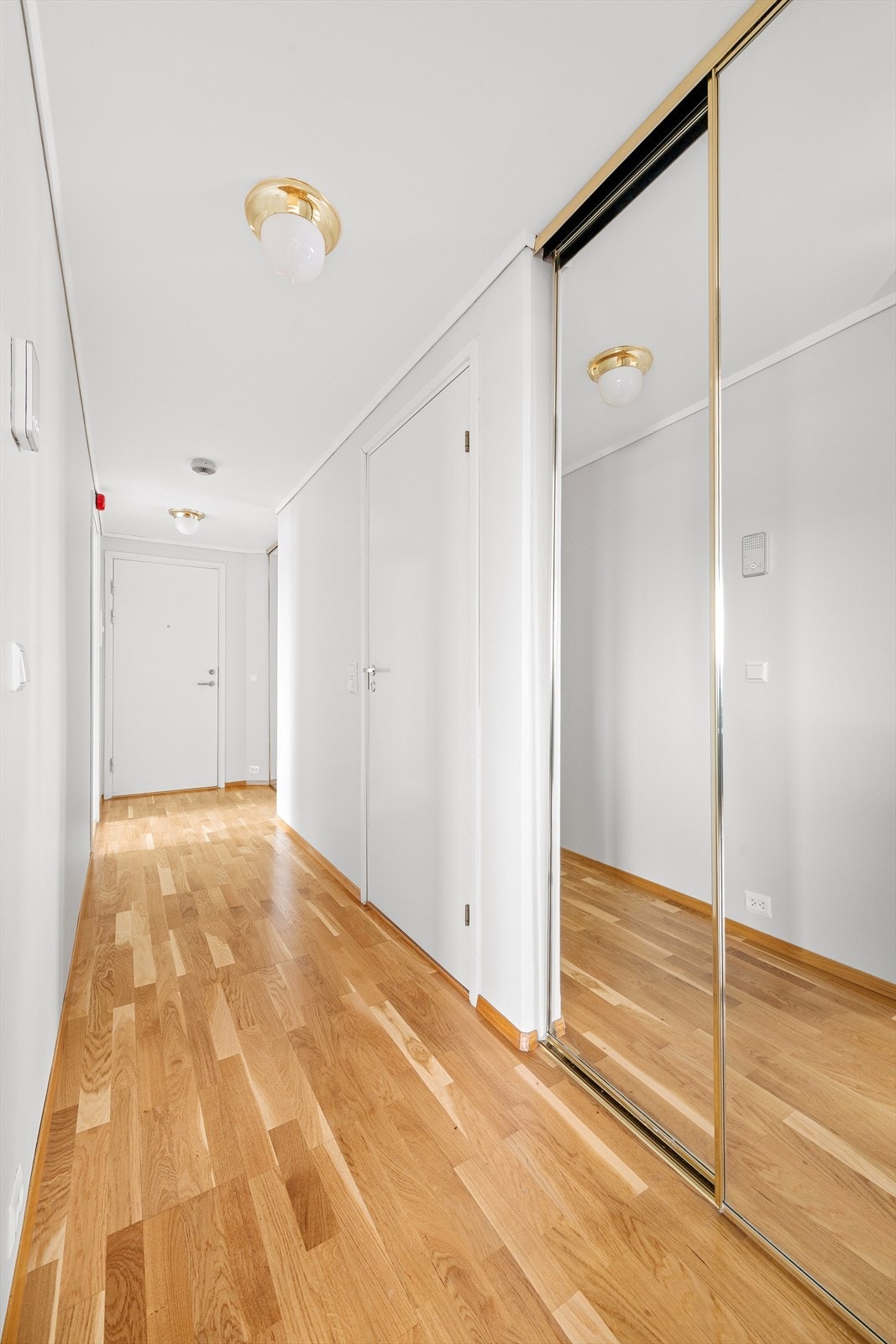 Lys gang med skyvedørsgarderobe med gode oppbevaringsmuligheter Galleribilde