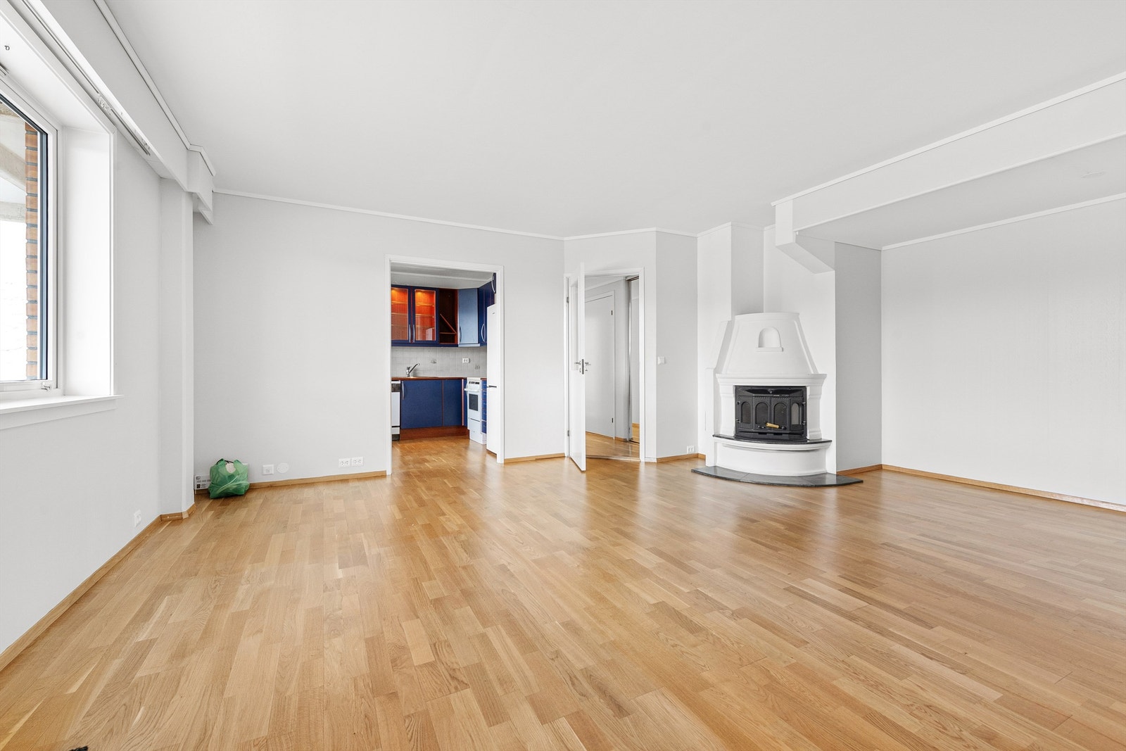 Fin og stor stue med lyse overflater. Murt peis med innsats i stuen som gir en lun og hyggelig atmosfære Galleribilde