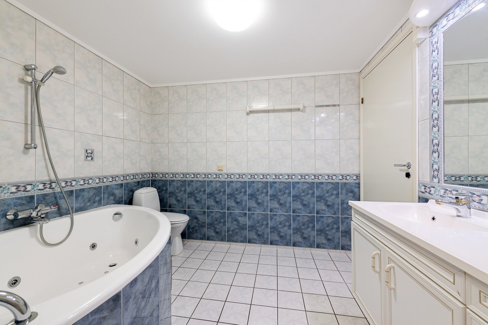 Bad med badekar og toalett Galleribilde