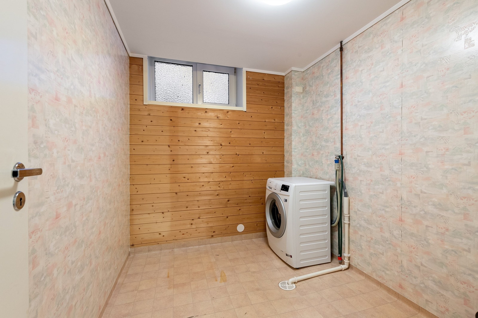 Bod med opplegg for vaskemaskin Galleribilde