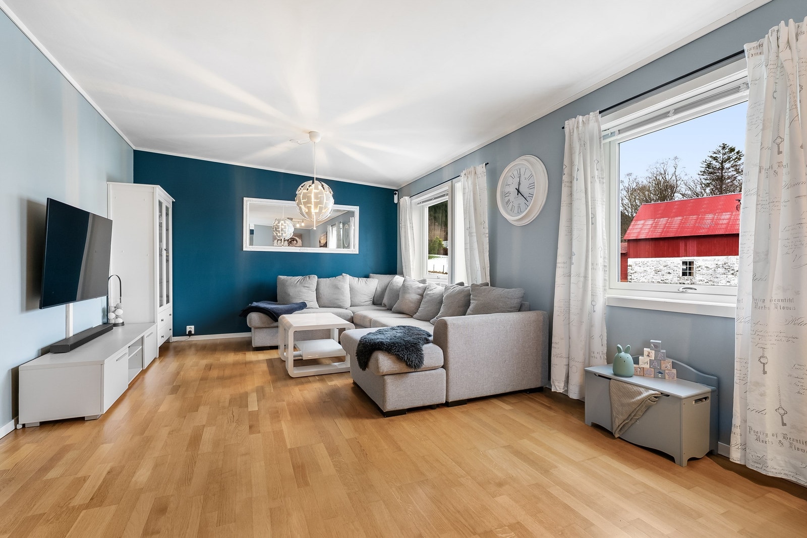 Romslig stue med plass til både sofagruppe og spisestue. Galleribilde