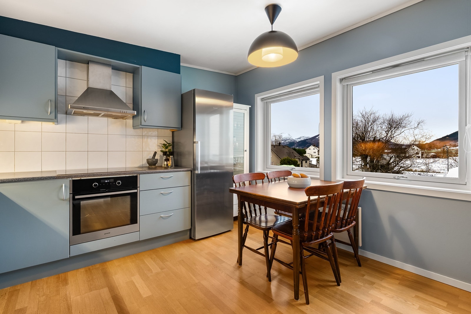 Fint kjøkken med plass til spisegruppe. Galleribilde