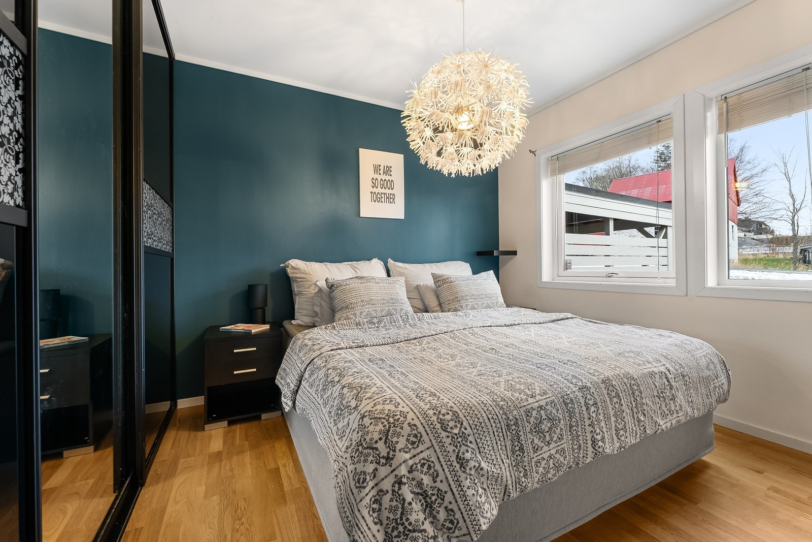 Hovedsoverom med stor skyvedørsgarderobe. Galleribilde