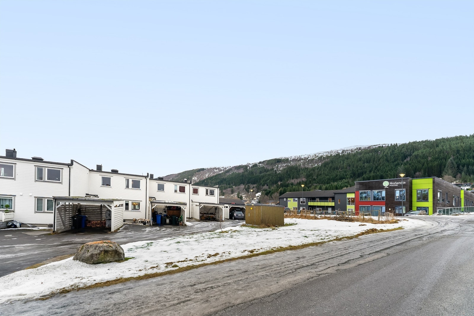 Enkel tilkomst fra offentlig vei. Umiddelbar nærhet til barnehage. Det er også kort vei til skole, idrettsanlegg og Hareid sentrum. Galleribilde