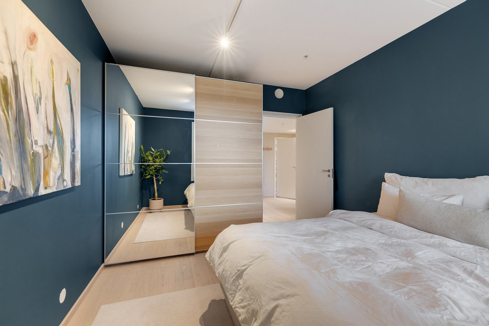 Rommet har også en stor skyvedørsgarderobe så du får plass til alt av klær. Galleribilde