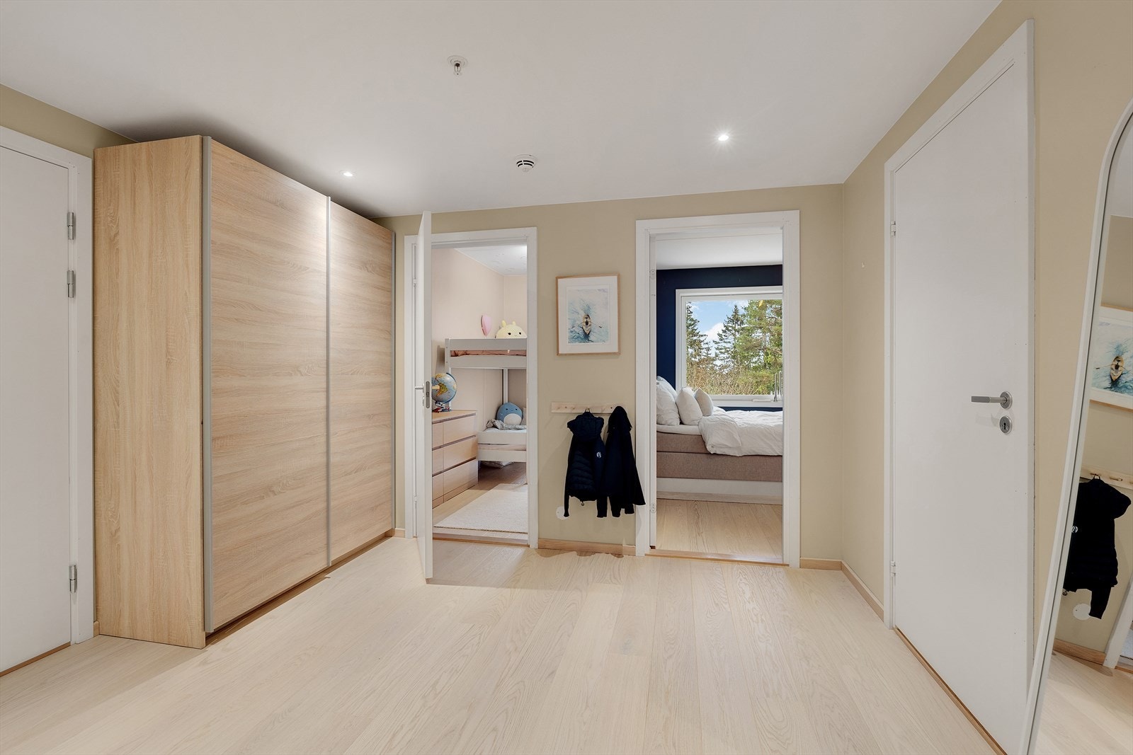 Entréen er av romslig størrelse, med stort og praktisk garderobeskap til yttertøy og sko. Galleribilde