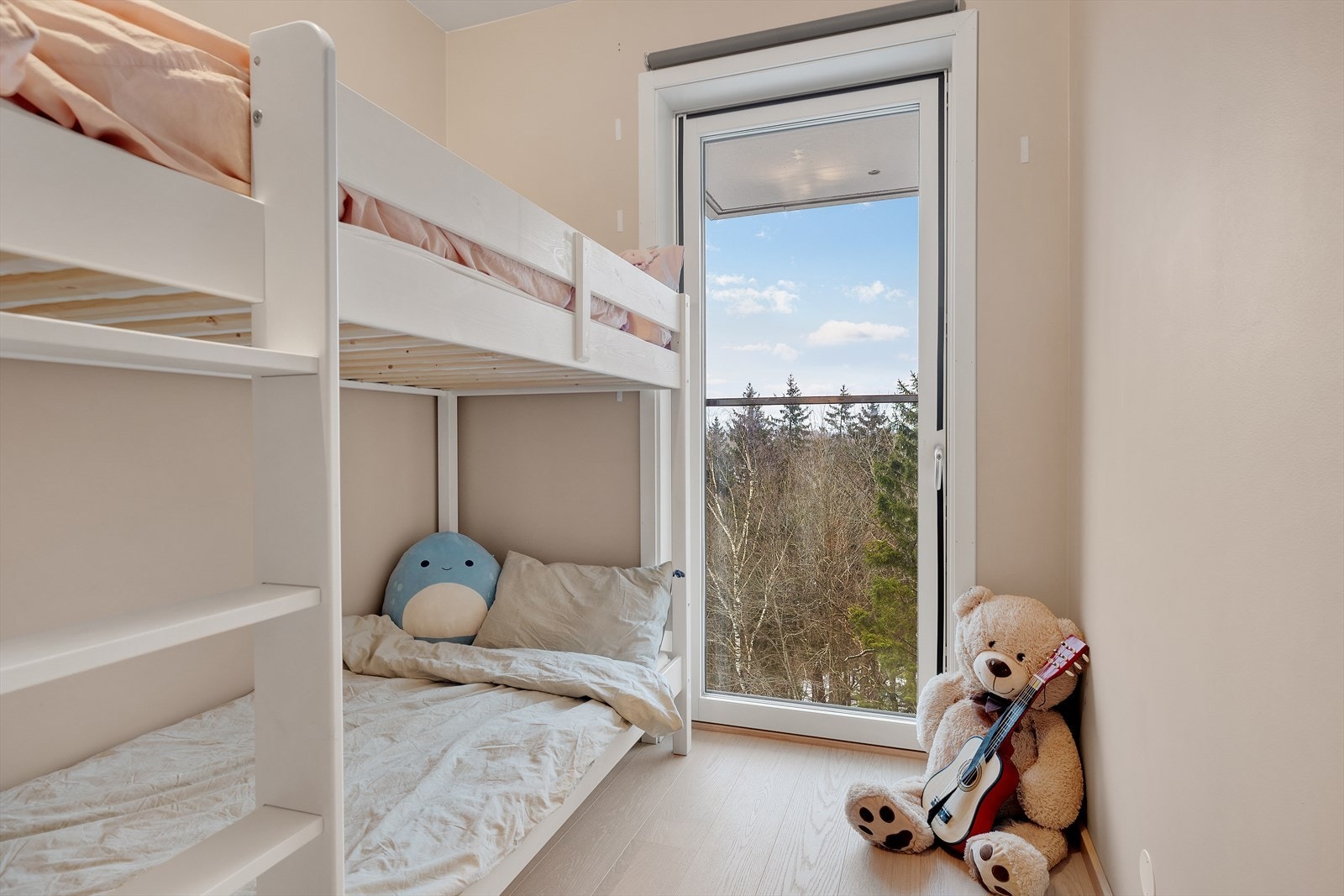 Her ligger også rommet vendt mot rolig og skjermet område. Galleribilde