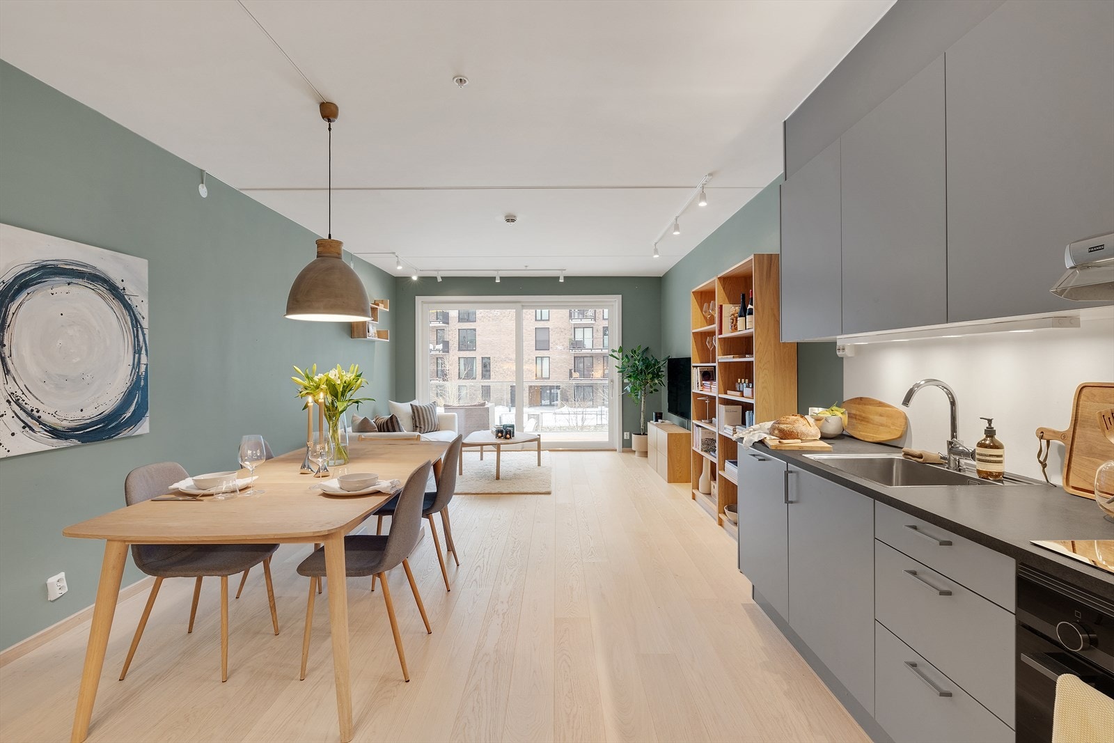 Vegger og gulv er holdt i lyse og tidsriktige farger, noe som gjør det enkelt å sette sitt eget preg på leiligheten. Galleribilde