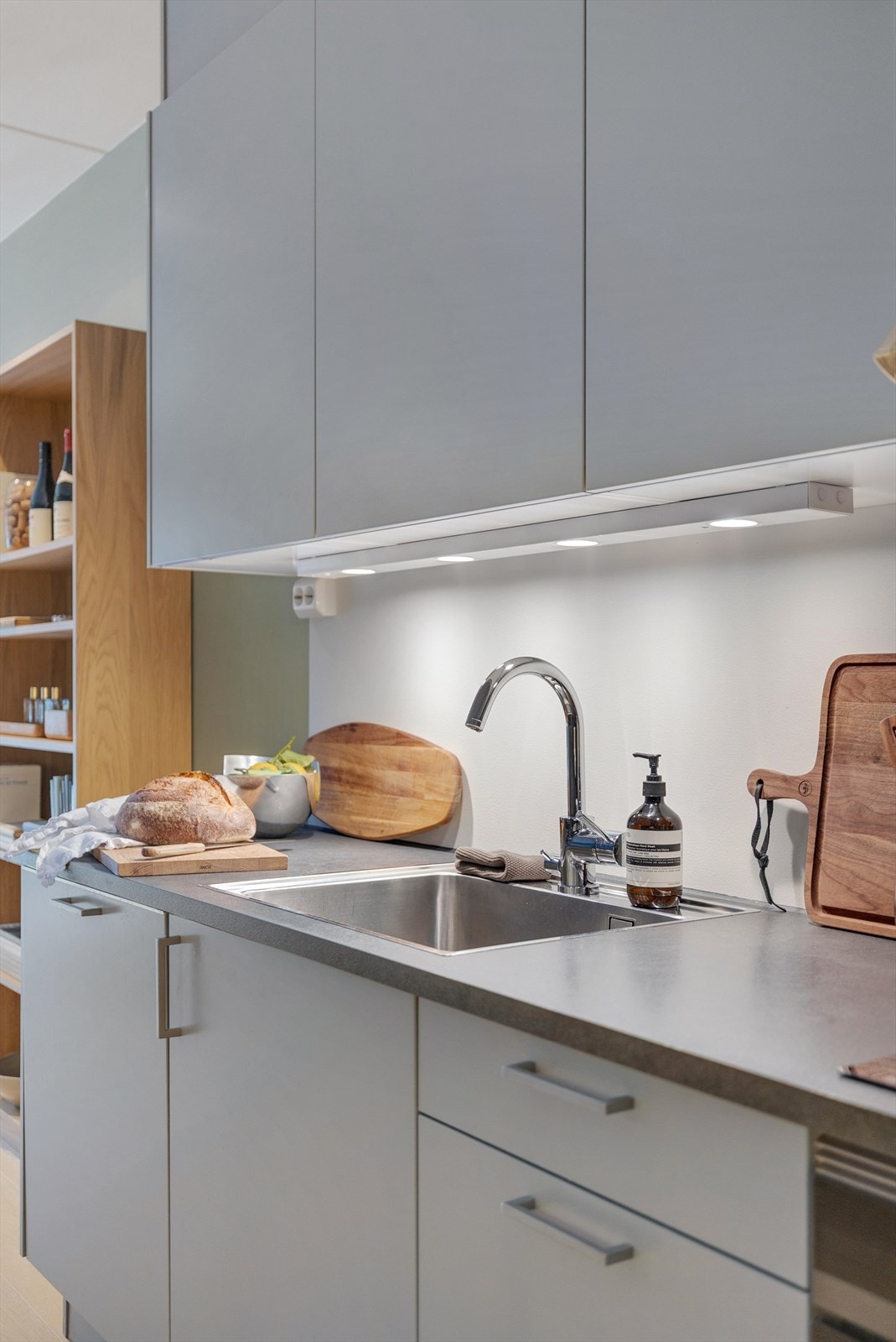 Kjøkkenet er også utstyrt med flotte integrerte hvitevarer som stekeovn, induksjon platetopp, oppvaskmaskin og kjøl/fryseskap. Galleribilde