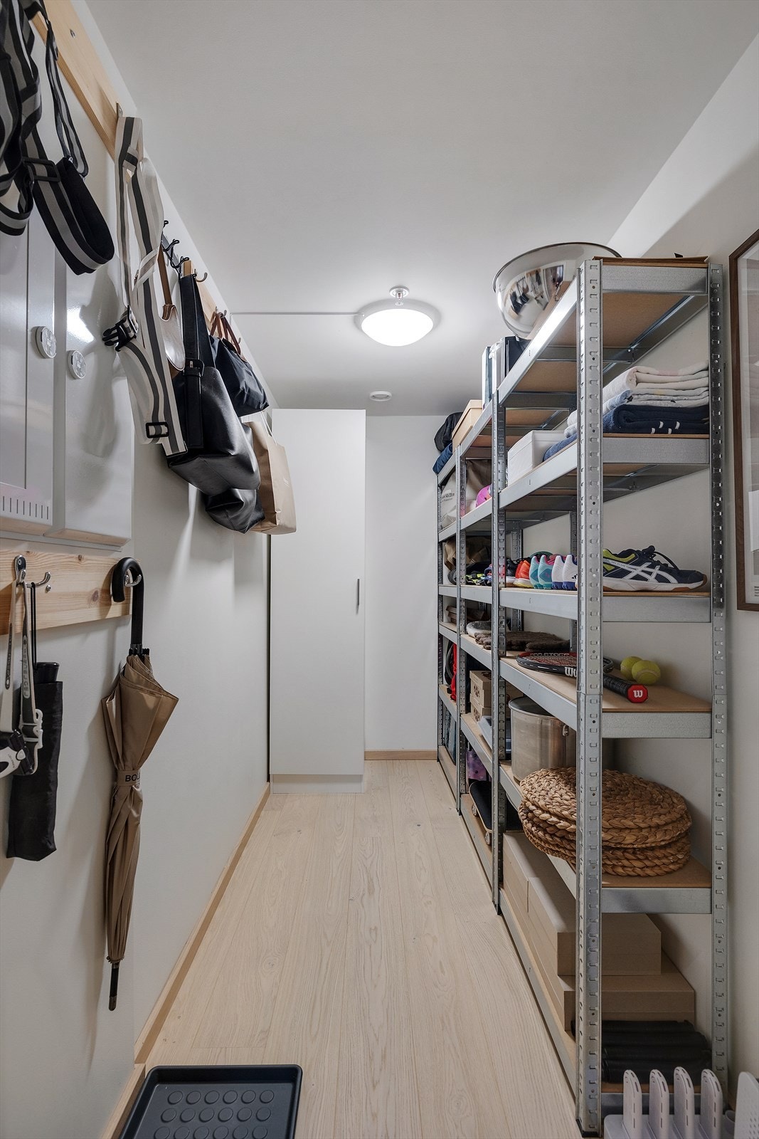 I tilknytning til entréen har du også en praktisk bod med masse god lagringsplass. Galleribilde