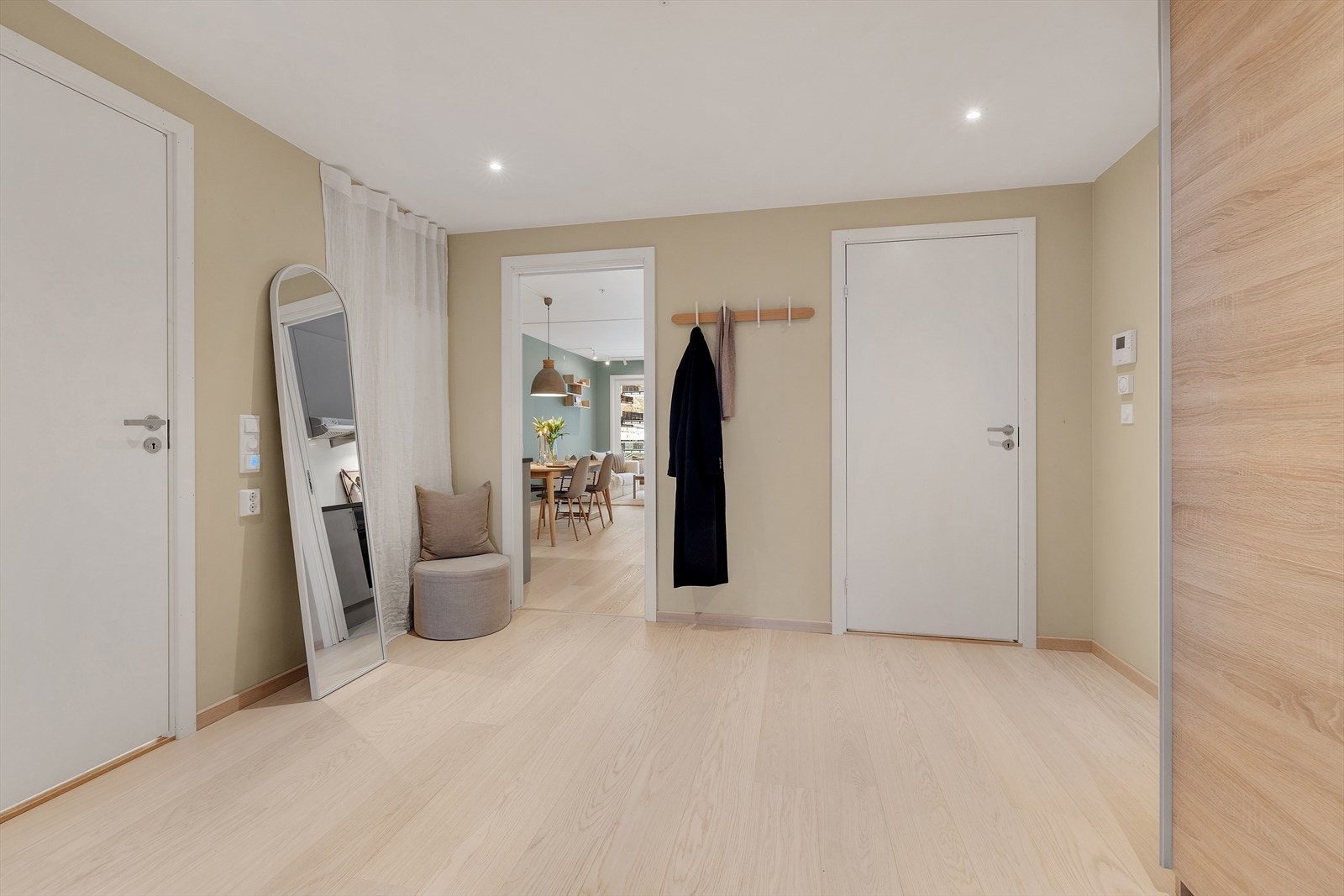 Inn i boligen blir du møtt av en lys og innbydende entré. Velkommen inn! Galleribilde