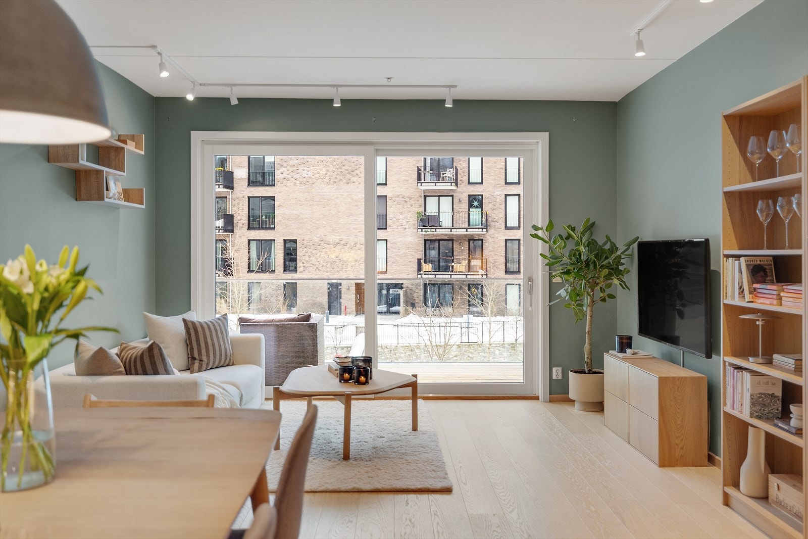 Stor og åpen stue med god plass til en koselig sofagruppe og TV-møblement. Galleribilde