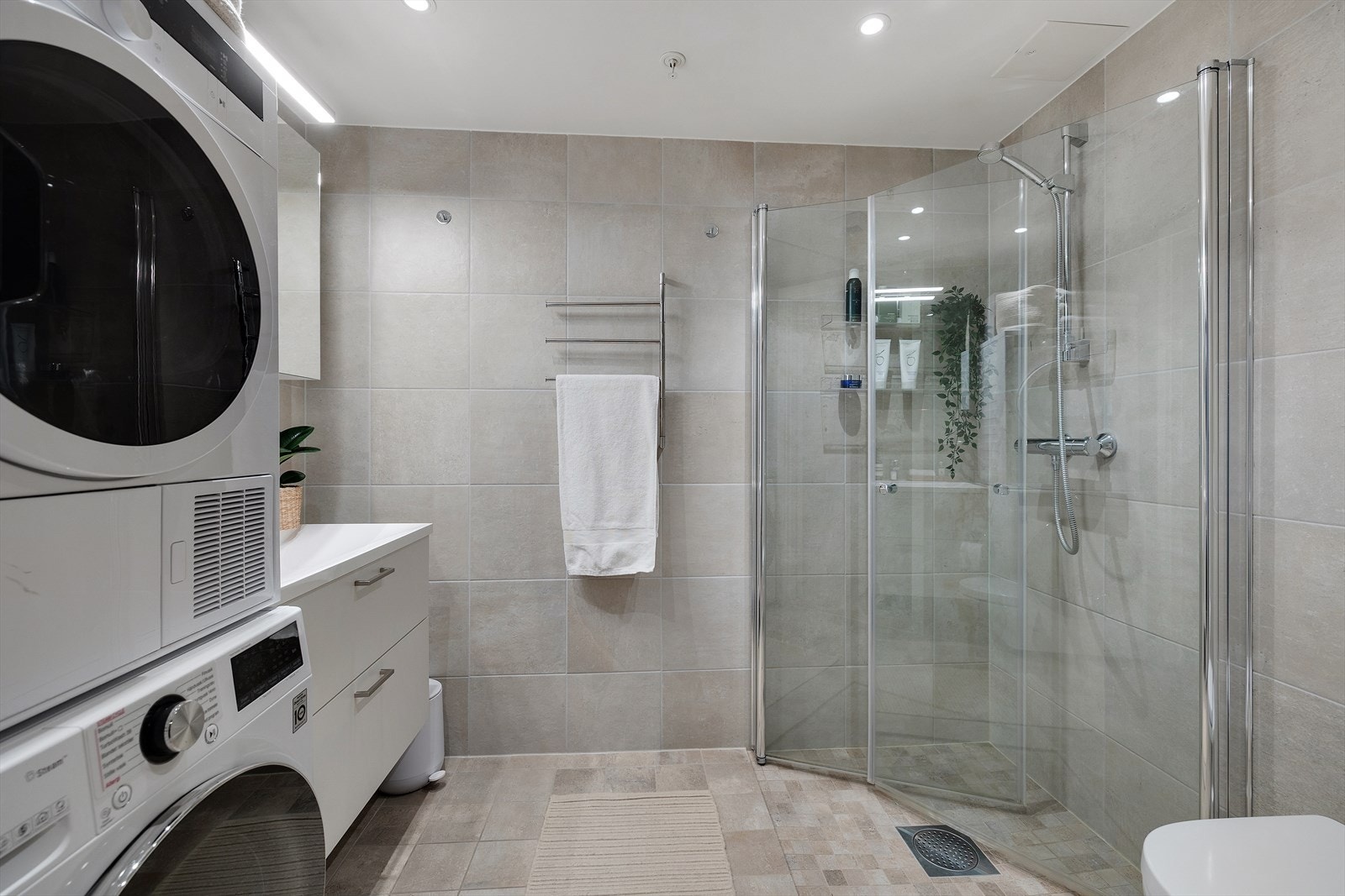 Romslig og delikat flislagt baderom med downlights og behagelig gulvvarme. Galleribilde