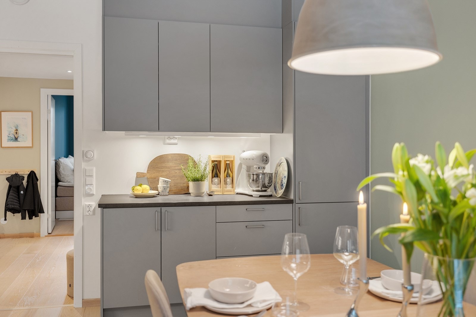 Innredningen har glatte fronter, laminert benkeplate med oppvaskkum og 1-greps blandebatteri, lys under overskap og ventilator med mekanisk avtrekk. Galleribilde