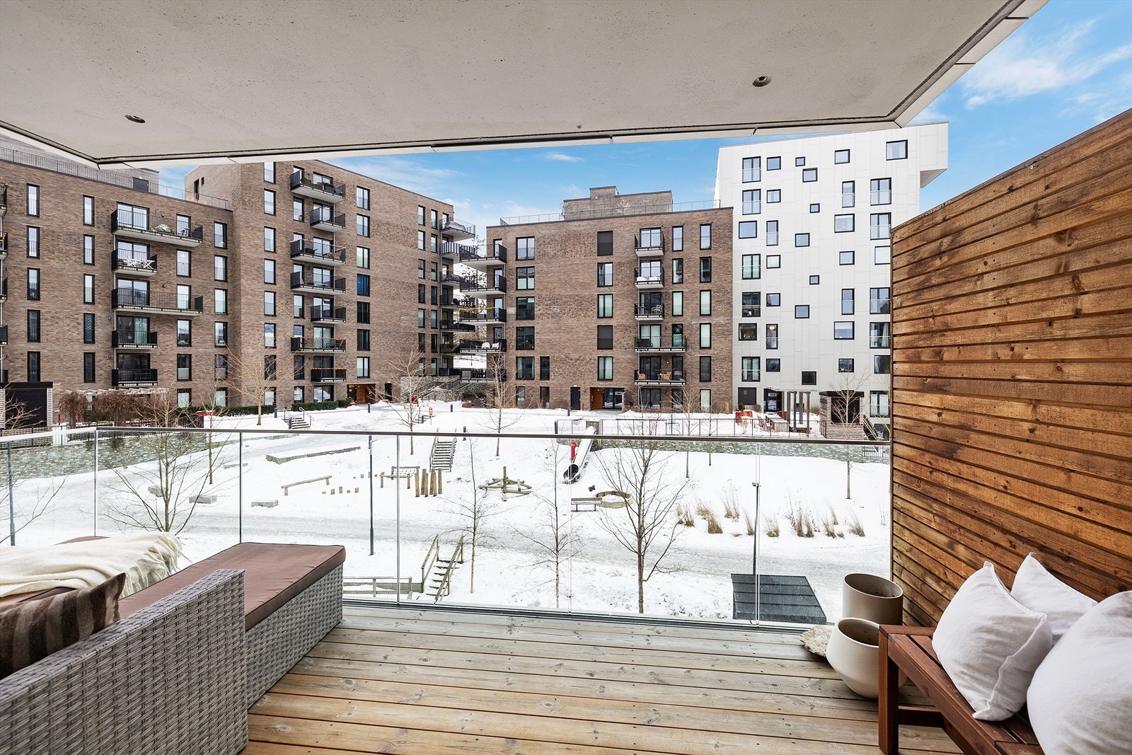 Balkongen har en usjenert del med levegg som skjermer for både innsyn og vær og vind. Galleribilde