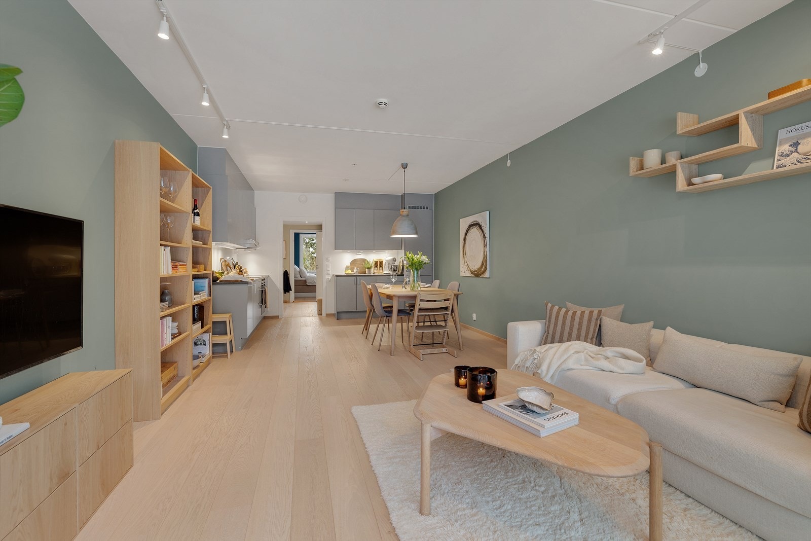 Leiligheten har åpen stue-/kjøkkenløsning, noe som skaper en romslig og sosial atmosfære. Galleribilde