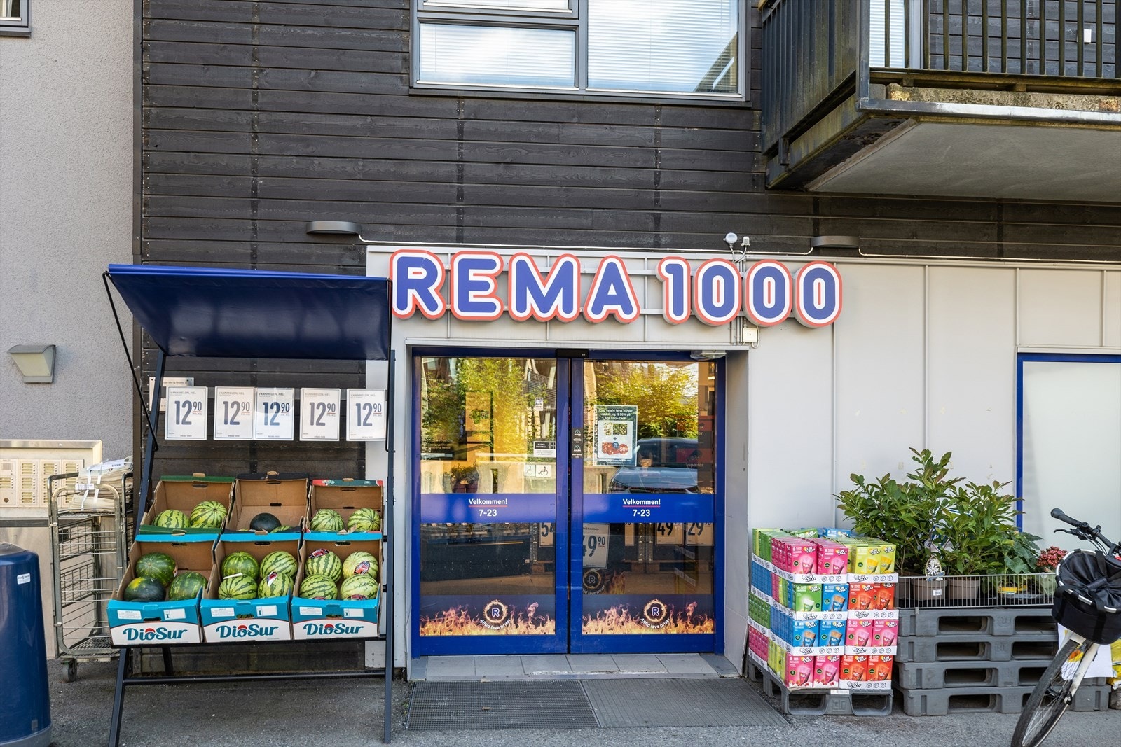 Hverdagshandelen kan enkelt gjøres på den lokale Rema1000 - kun en 3 minutters spasertur unna boligen. Galleribilde