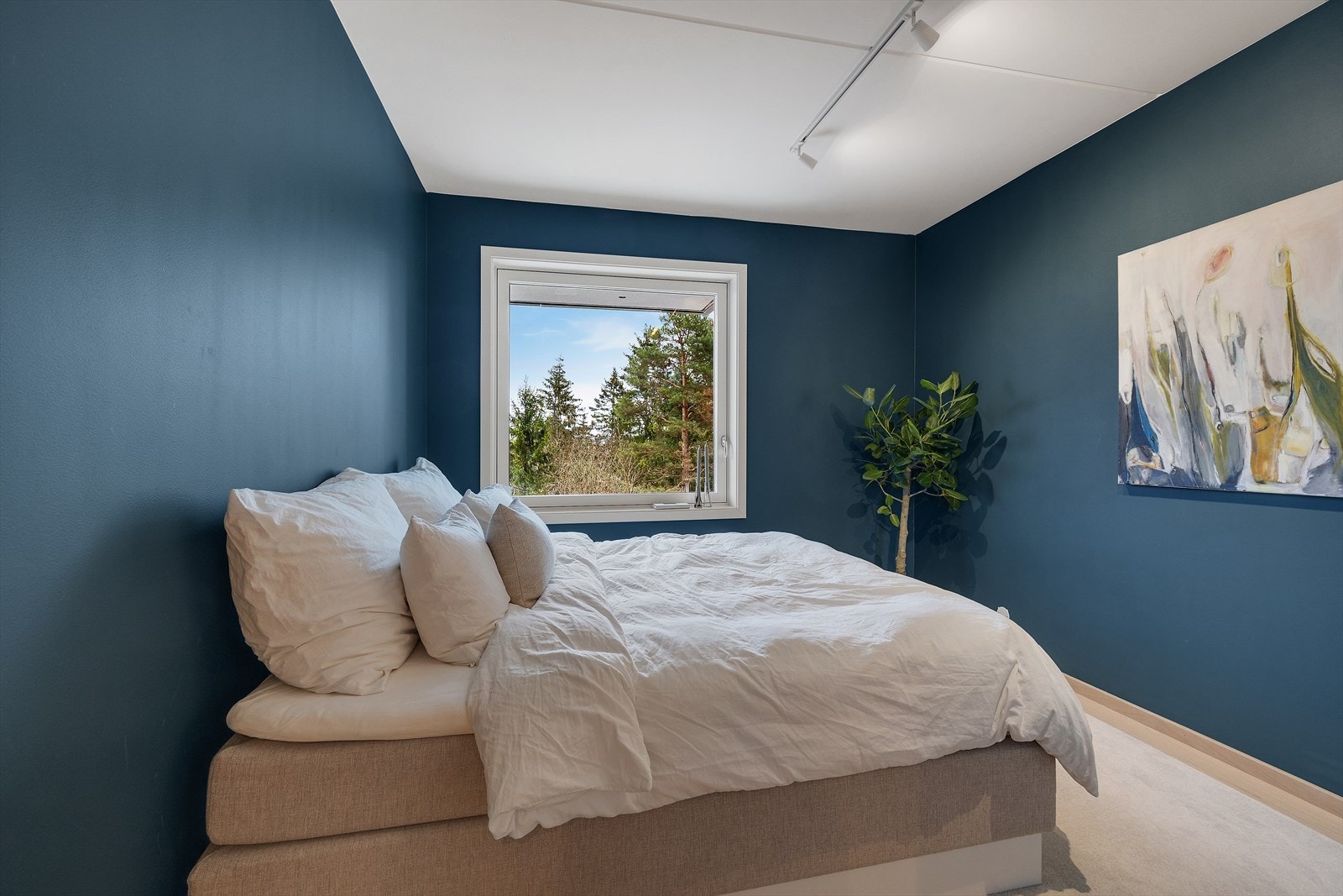 Hovedsoverommet er av god størrelse, med plass til både dobbeltseng og tilhørende møblement. Galleribilde