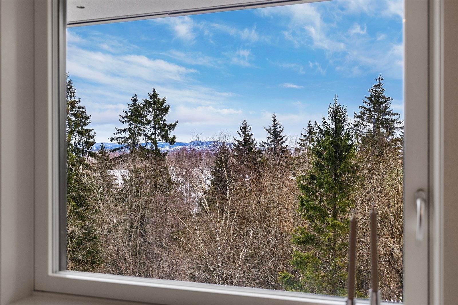 Fra vinduet på hovedsoverommet har du usjenert og rolig utsyn. Galleribilde