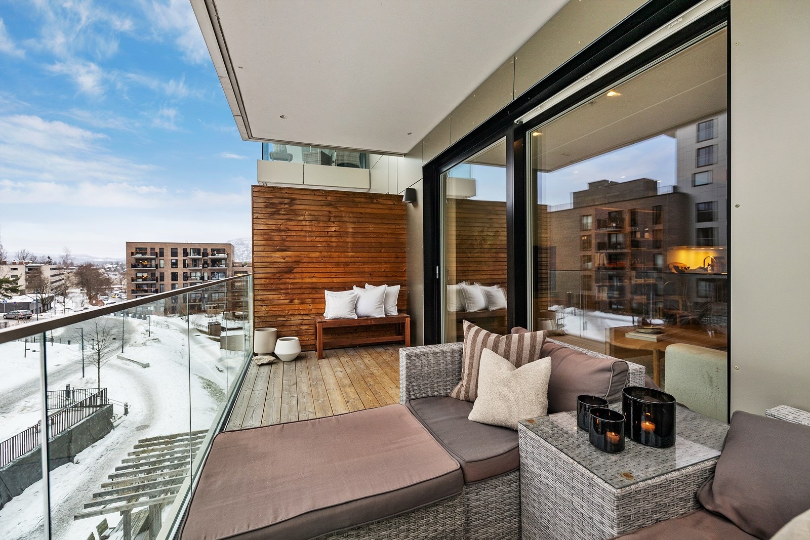 Denne balkongen byr på romslig plass, fredelig utsyn og gode solforhold. Galleribilde