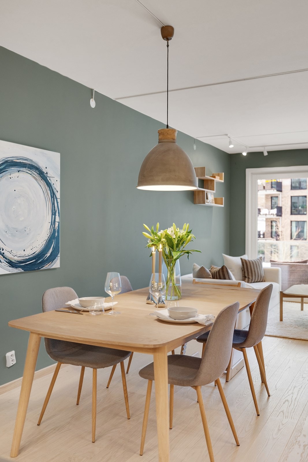 Mellom kjøkken og stue er det plass til et stort spisebord hvor det kan nytes hyggelige måltider med familie og venner. Galleribilde