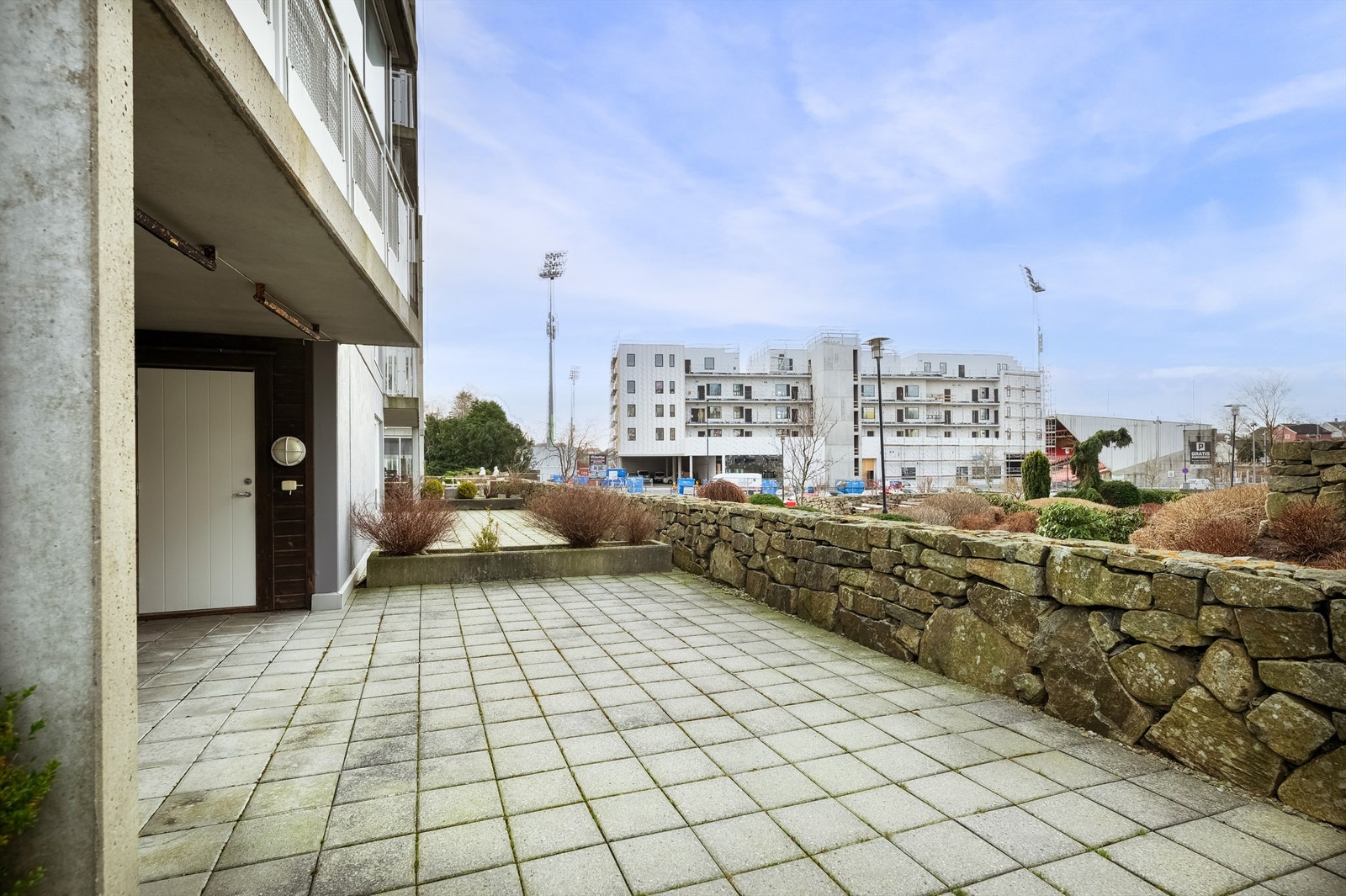 Ved terrassen er det en praktisk utvendig bod på ca. 2 m² for ekstra lagring. Galleribilde