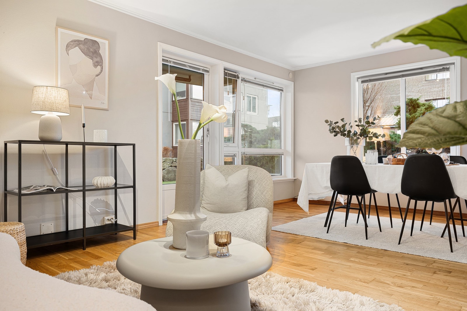 Store vindusflater gir rikelig med naturlig lys til oppholdsrommet. Galleribilde