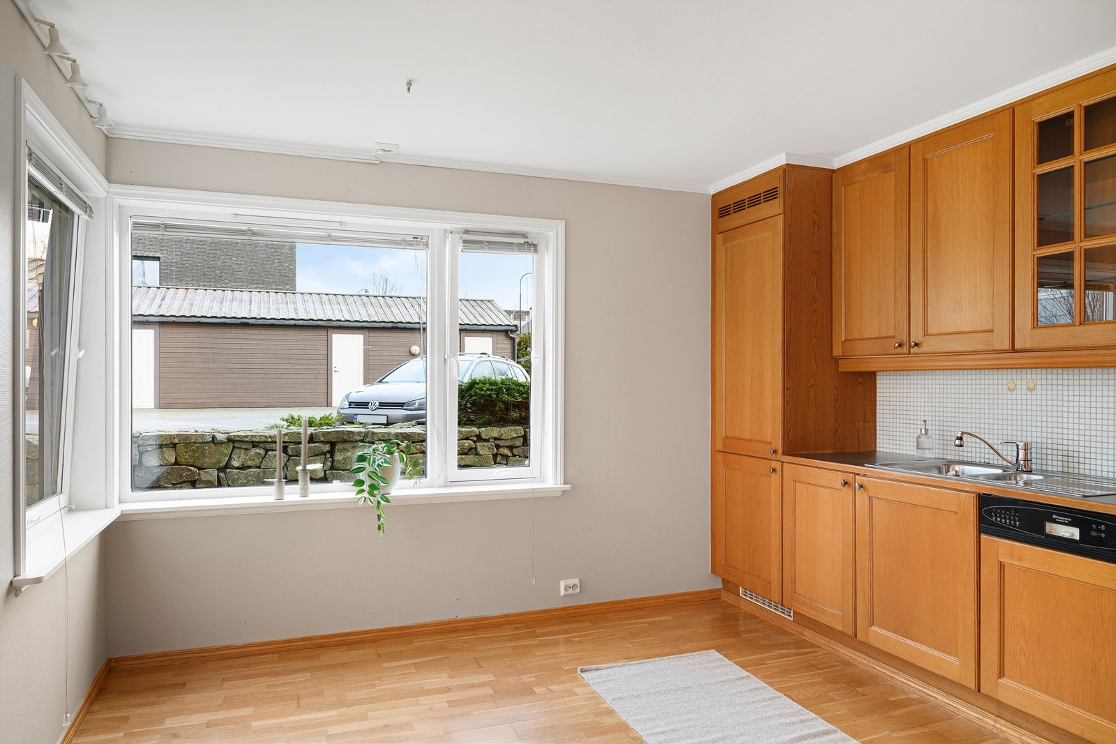 Det er god plass til en spiseplass ved vinduet på kjøkkenet. Galleribilde