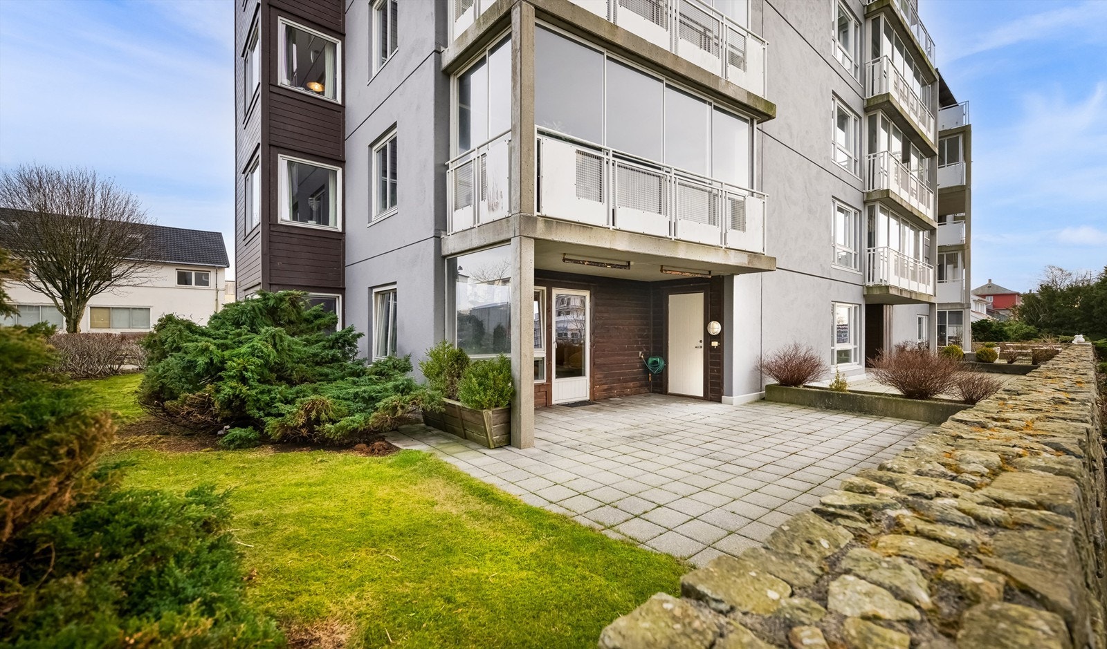 Leiligheten ligger på bakkeplan med en stor, usjenert markterrasse. Foto: Truls Schaal Foto Galleribilde