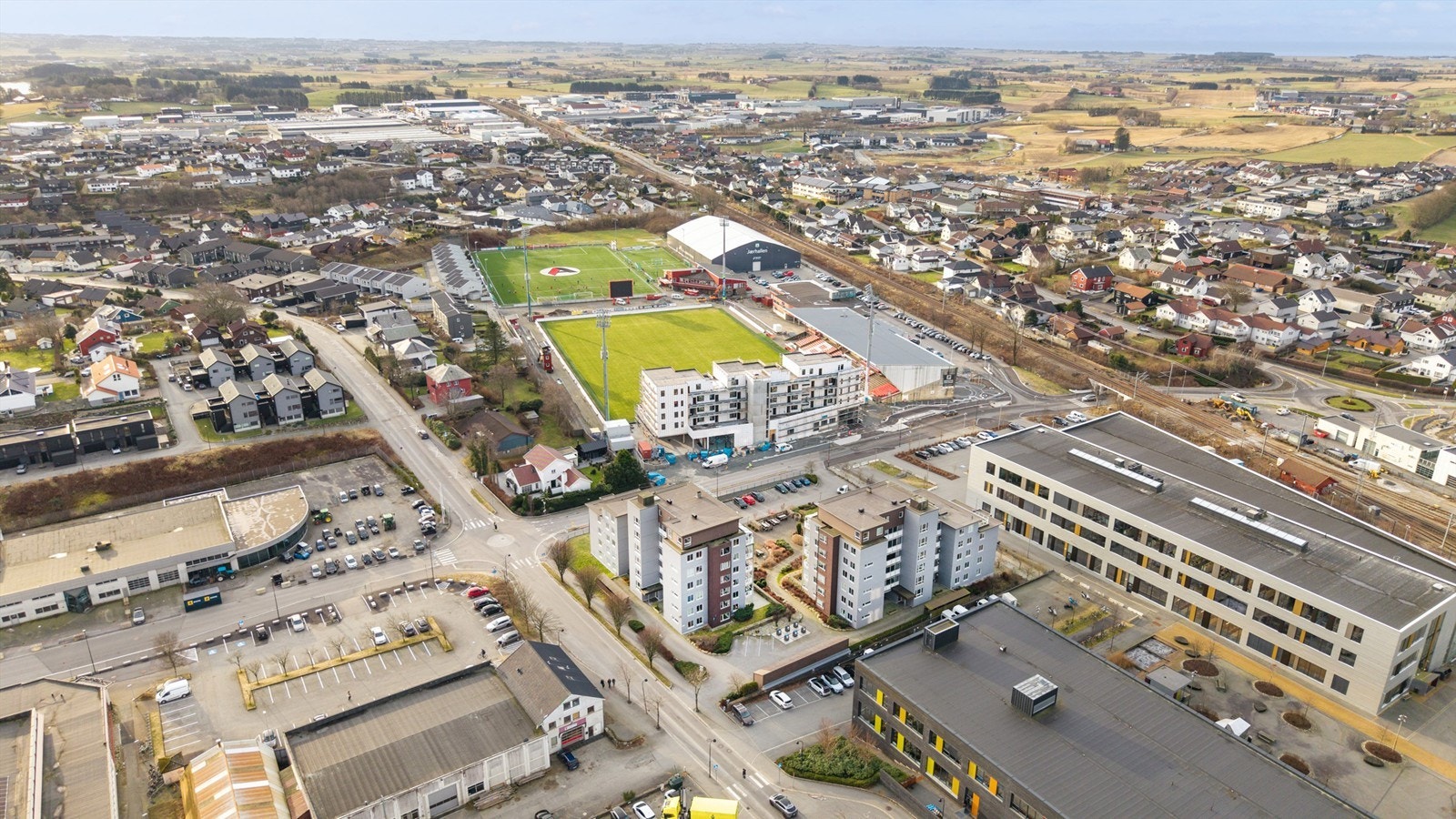 Nærområdet byr på idrettsanlegg som Timehallen og Jærhallen, kun få minutter unna. Galleribilde