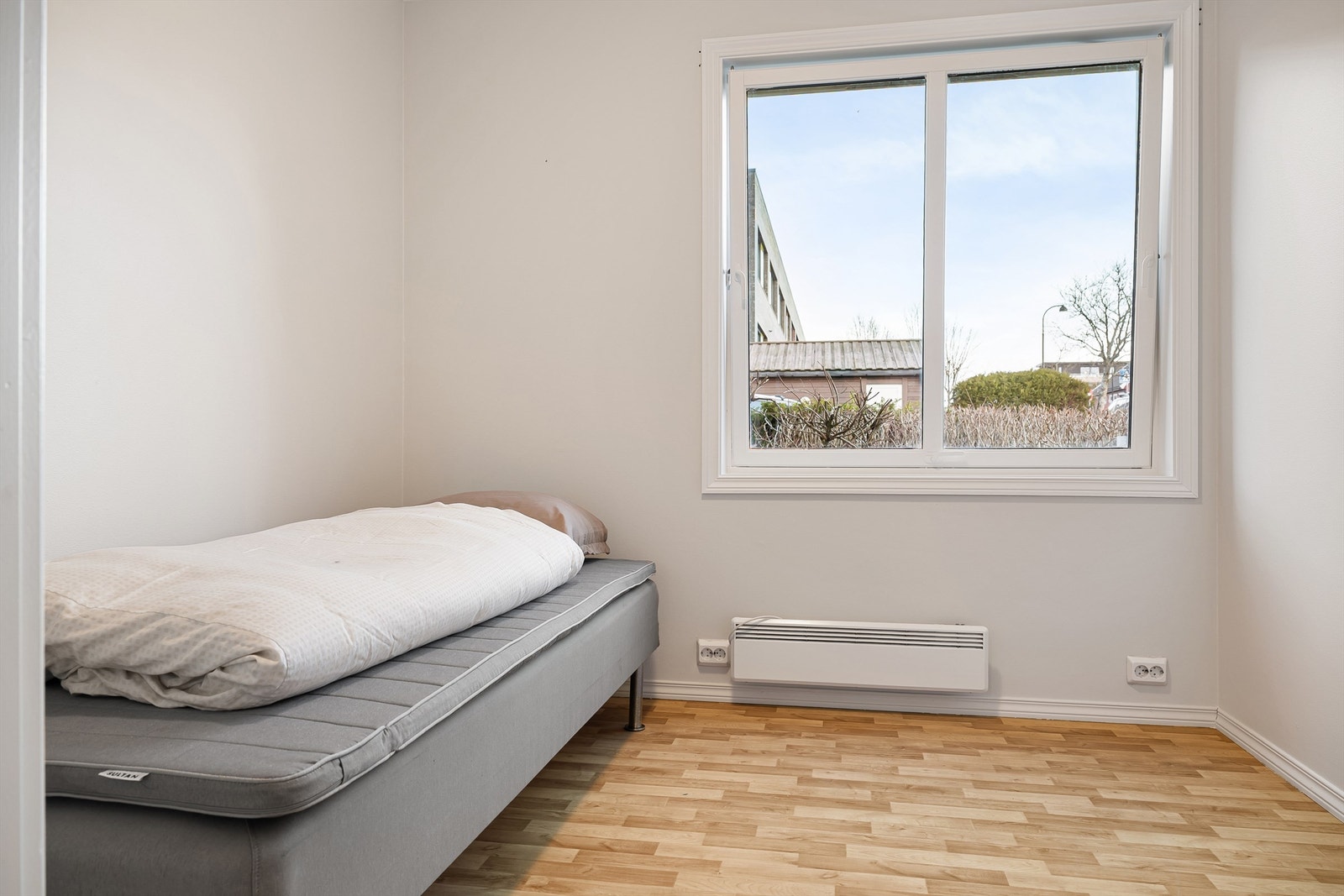 Leilighetens andre soverom egner seg godt som barnerom, gjesterom eller kontor. Galleribilde