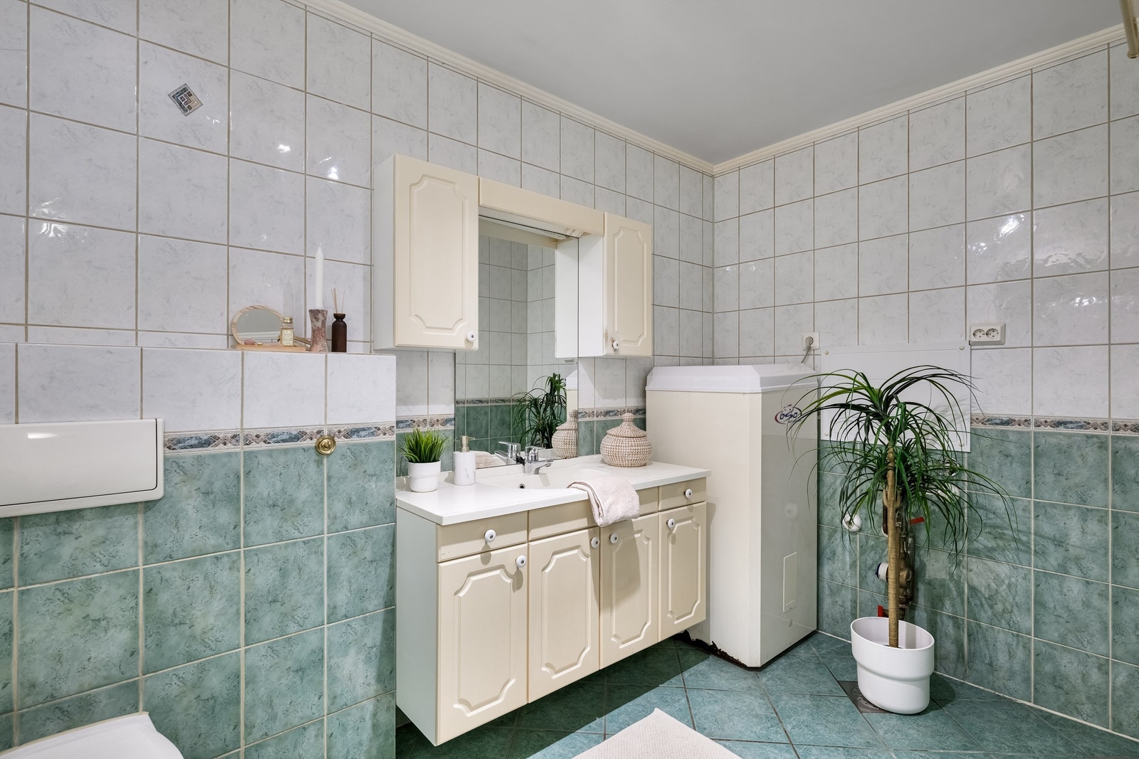 Badet har opplegg for vaskemaskin og varmekabler i gulvet for ekstra komfort. Galleribilde