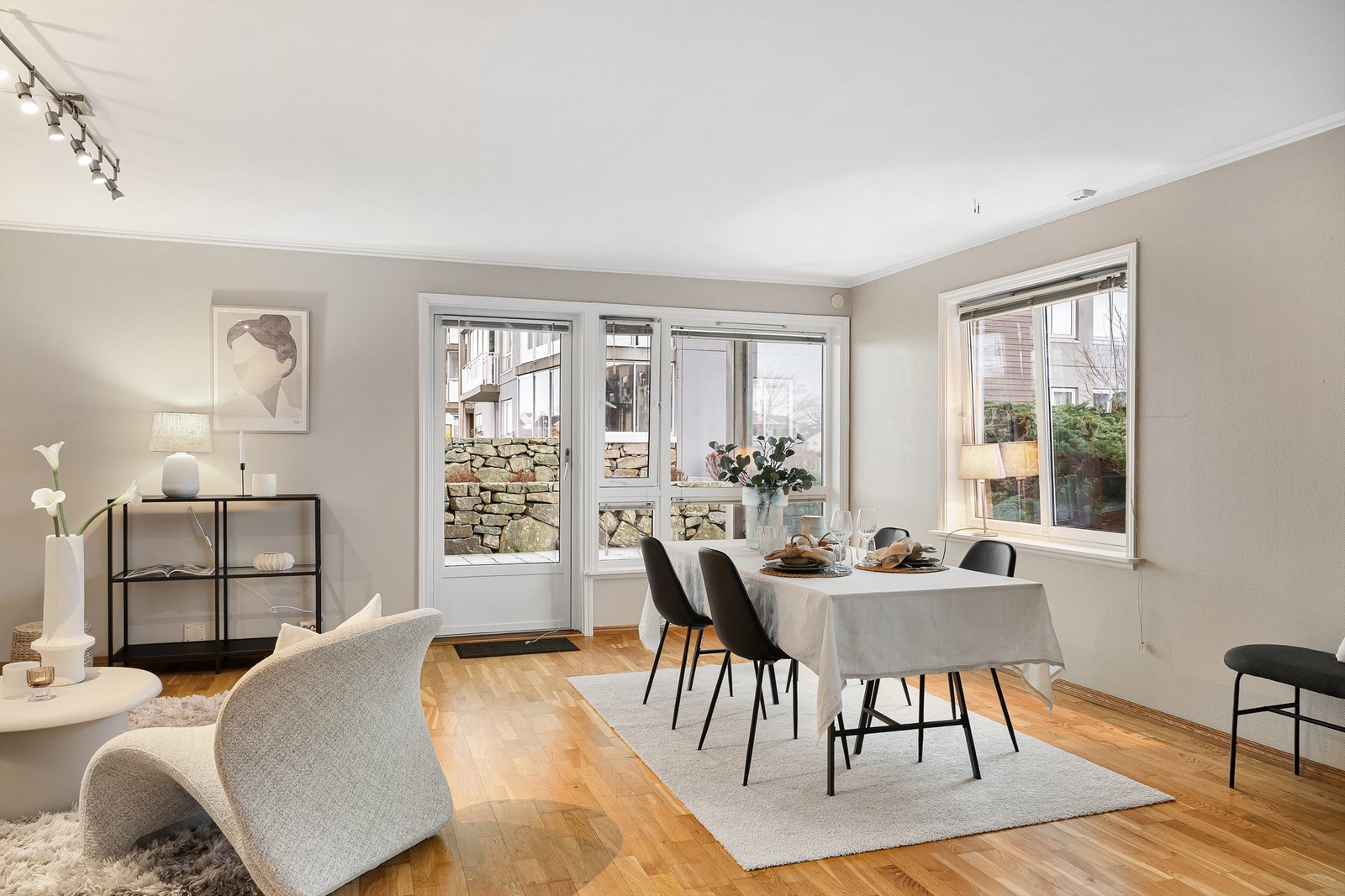 Fra stuen er det direkte utgang til den private markterrassen. Galleribilde