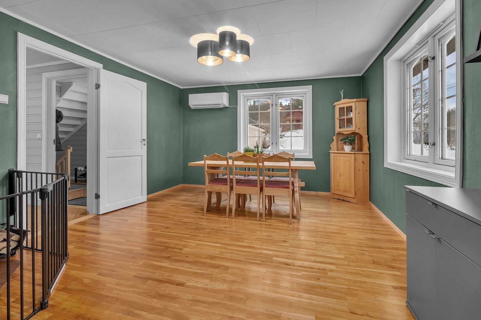Spisestuen er romslig med god plass til spisebord og diverse møblement. Her er det varmepumpe. Galleribilde
