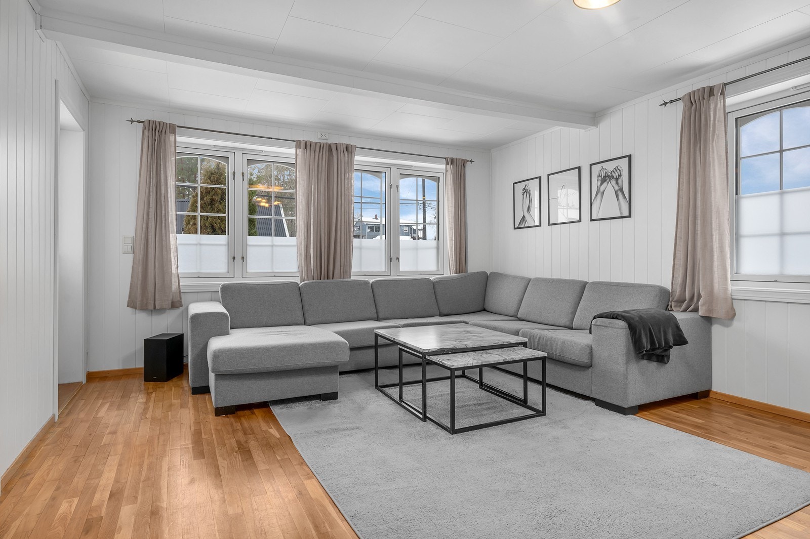 I stuen er det god plass til stor sofa og salongbord. Galleribilde