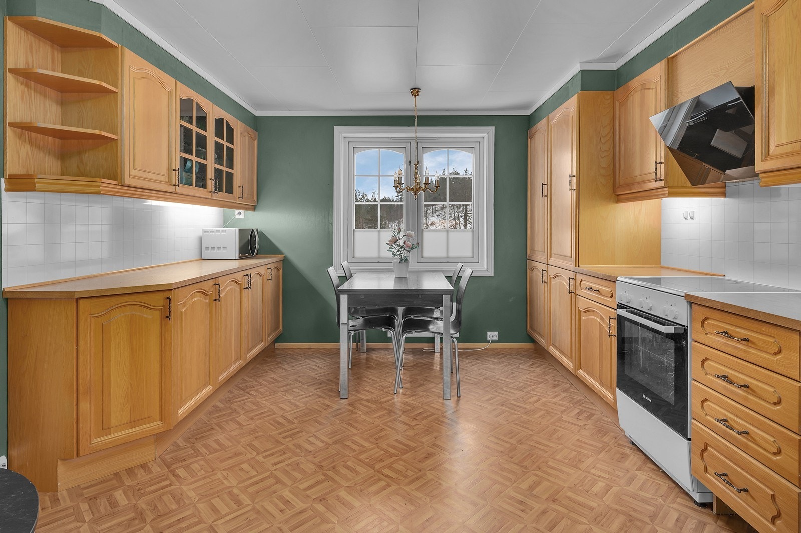 Stort og pent kjøkken. Her er det godt med skap -og benkeplass samtidig som du har god plass til kjøkkenbordet. Galleribilde