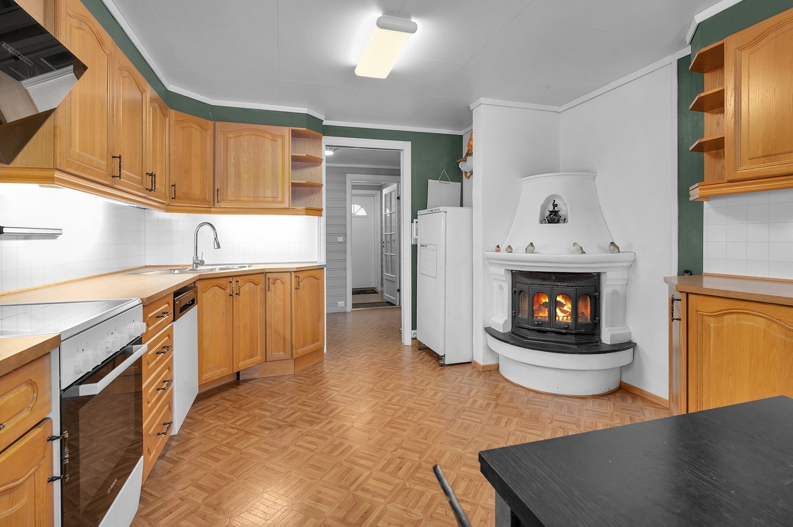 Her er det peis som gir varme og kos i kaldere perioder. Galleribilde