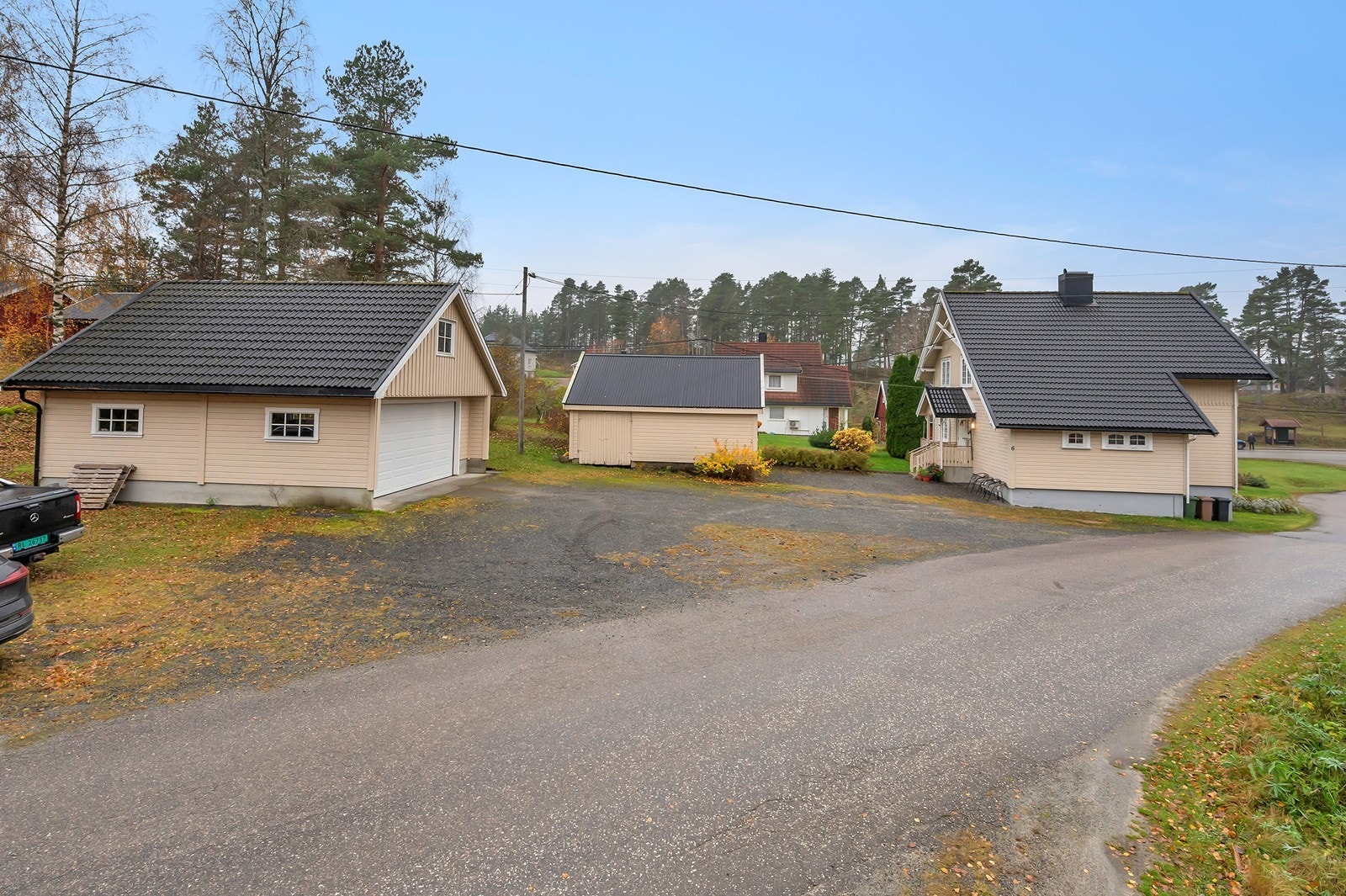 På eiendommen er det garasje og frittstående bod. Galleribilde