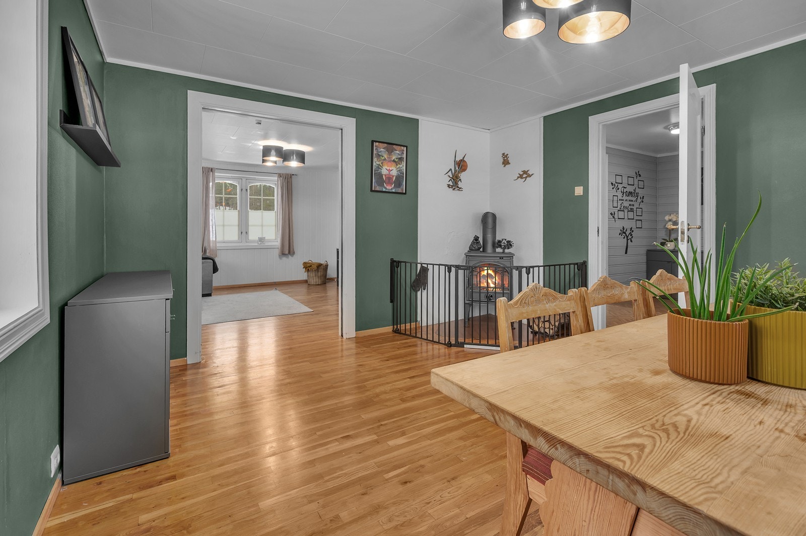 Det er også peisovn i spisestuen. Galleribilde