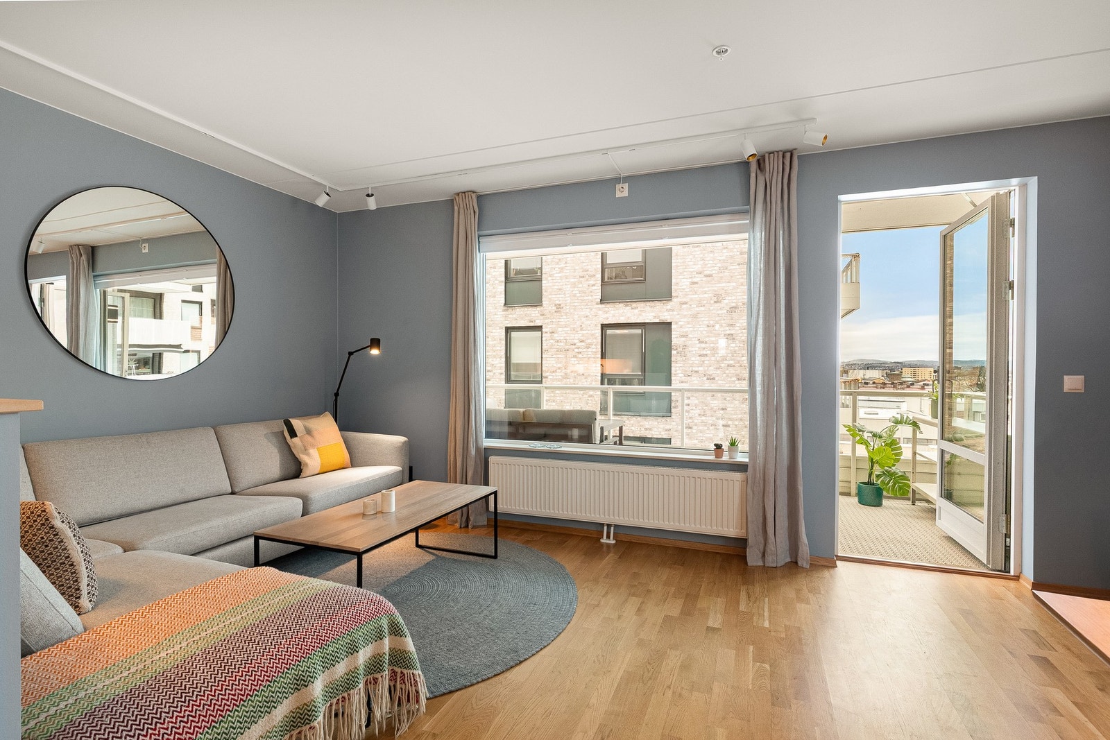 Lys og romslig stue med store vindusflater som gir rikelig med naturlig lys og en flott romfølelse. Galleribilde