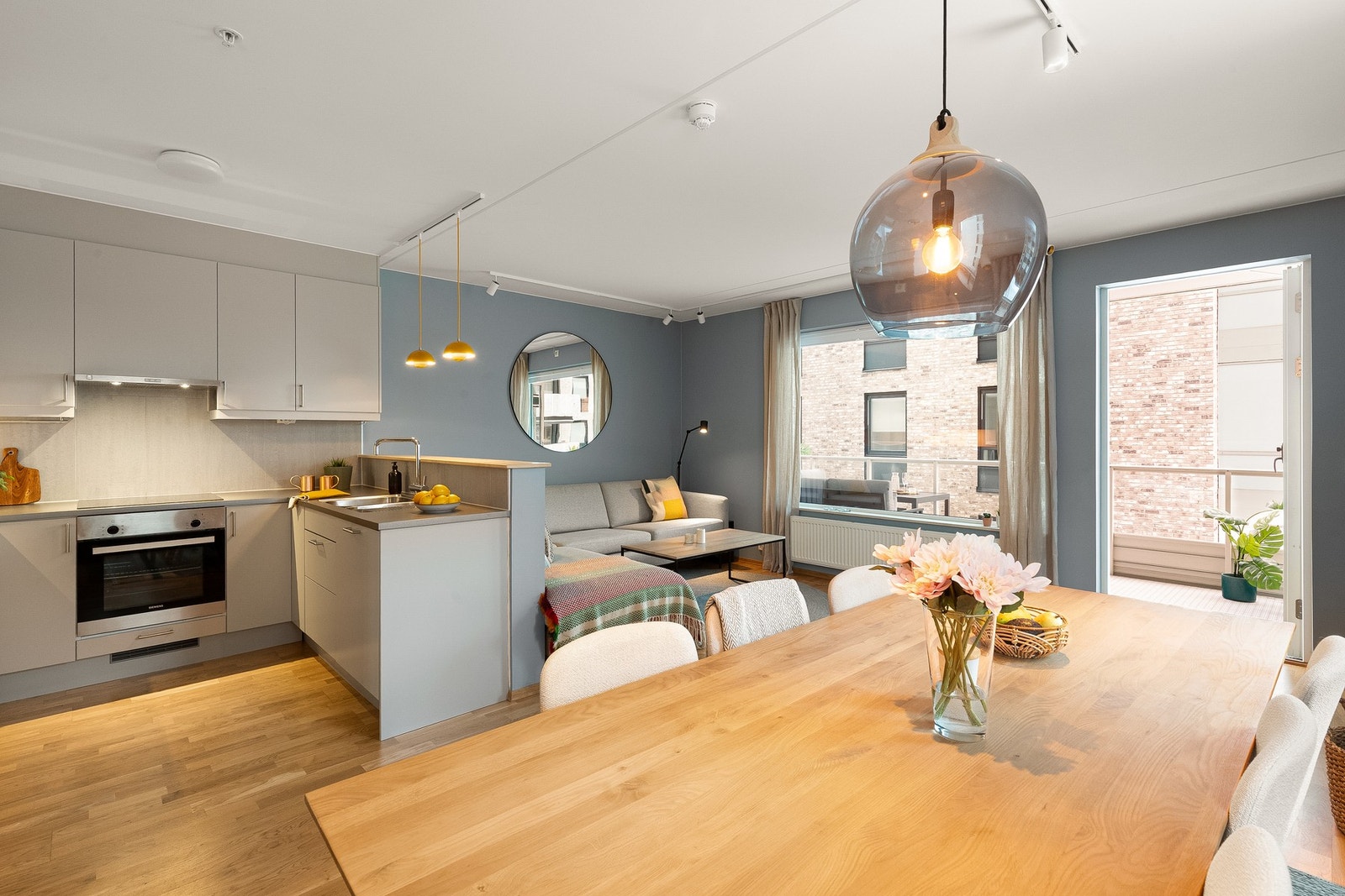 Leiligheten har gjennomgående god standard med parkettgulv, malt i delikate farger og store vindusflater som gir rikelig med naturlig lys som bidrar til en fin romfølelse. Galleribilde