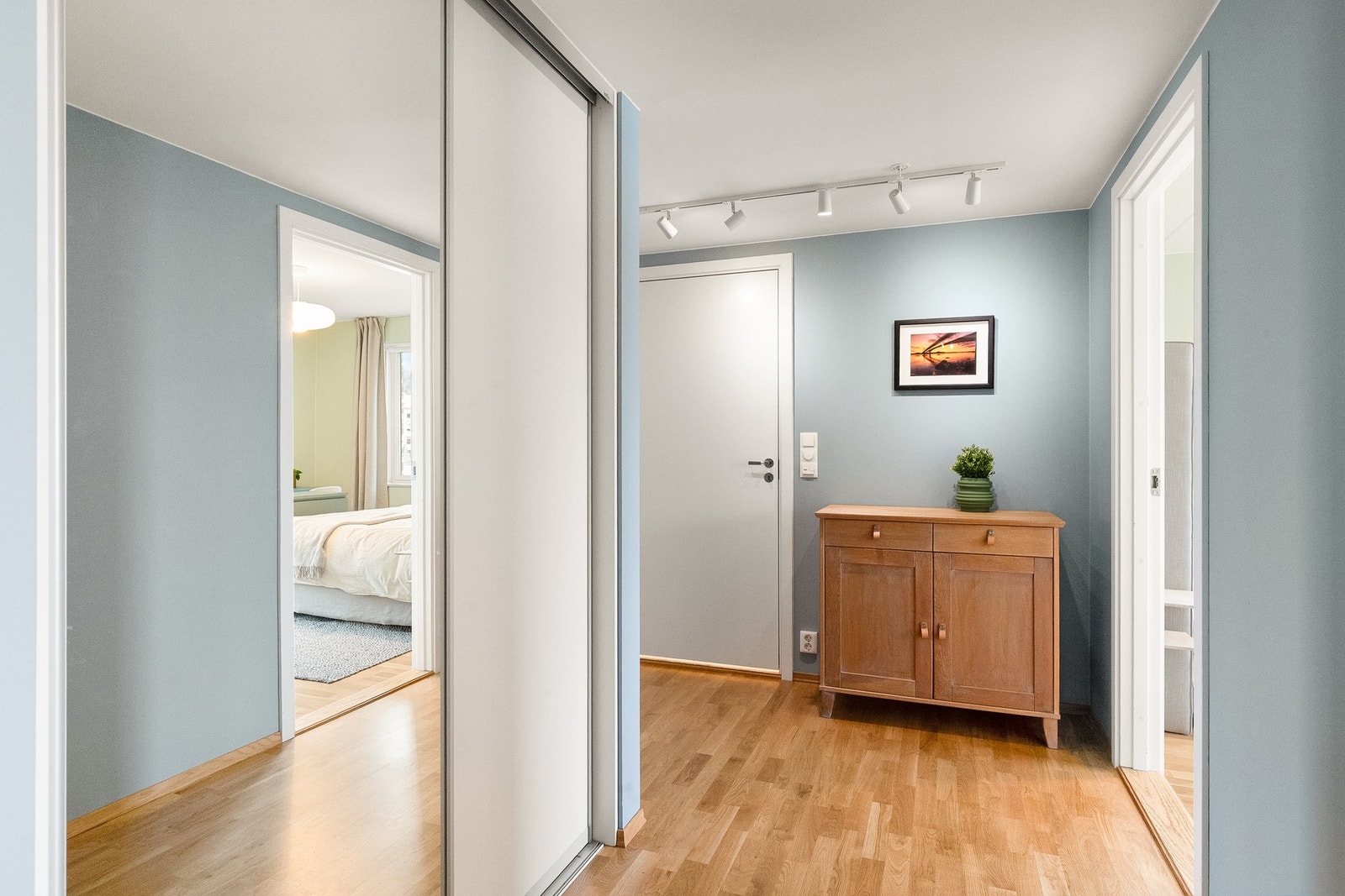 I entré/gang har su stor skyvedørsgarderobe for praktisk oppbevaring av yttertøy og sko. Galleribilde