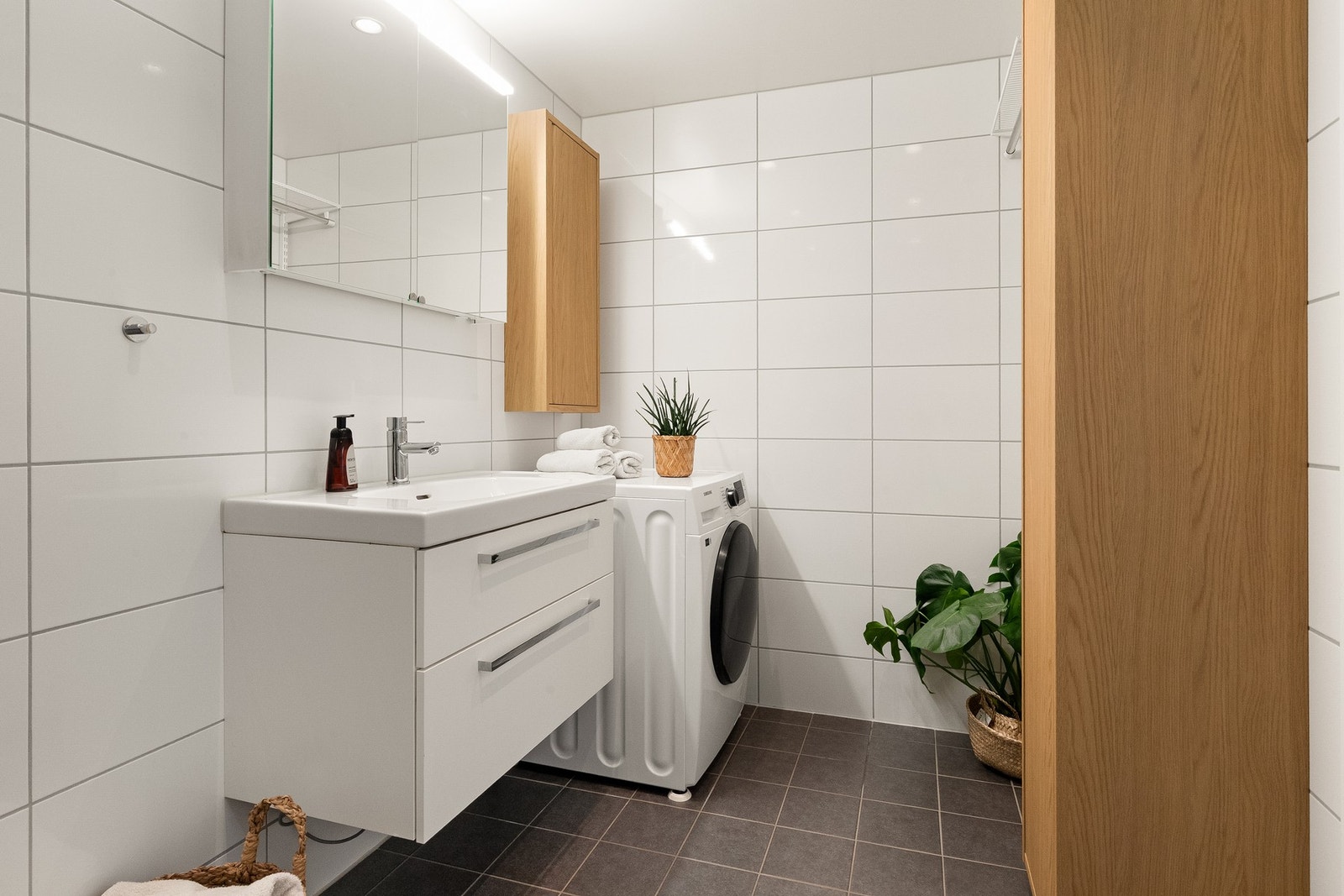 Baderommet har termostatstyrt gulvvarme, samt opplegg for vaskemaskin og tørketrommel. Galleribilde