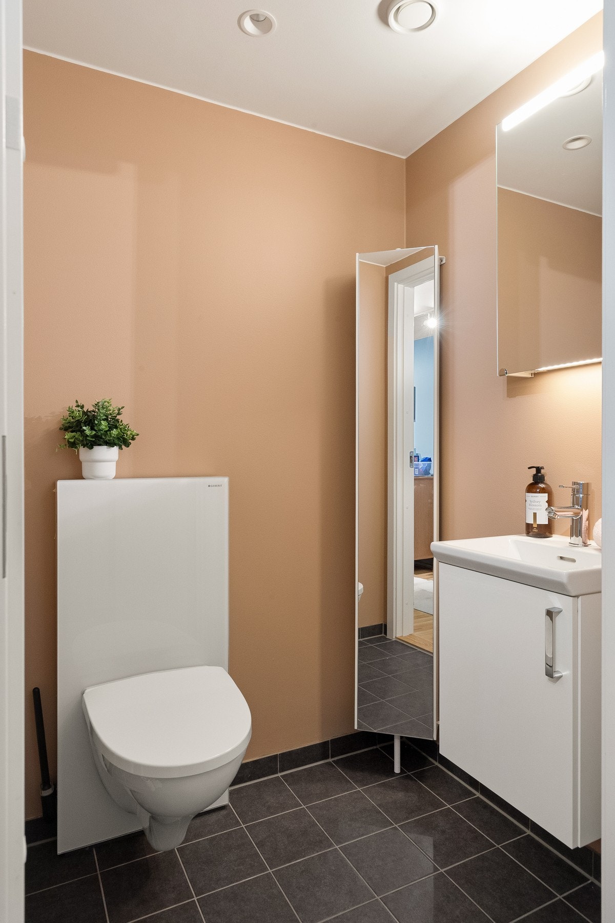 Fra entréen/gangen har man tilgang til praktisk toalettrom med gulvvarme. Galleribilde