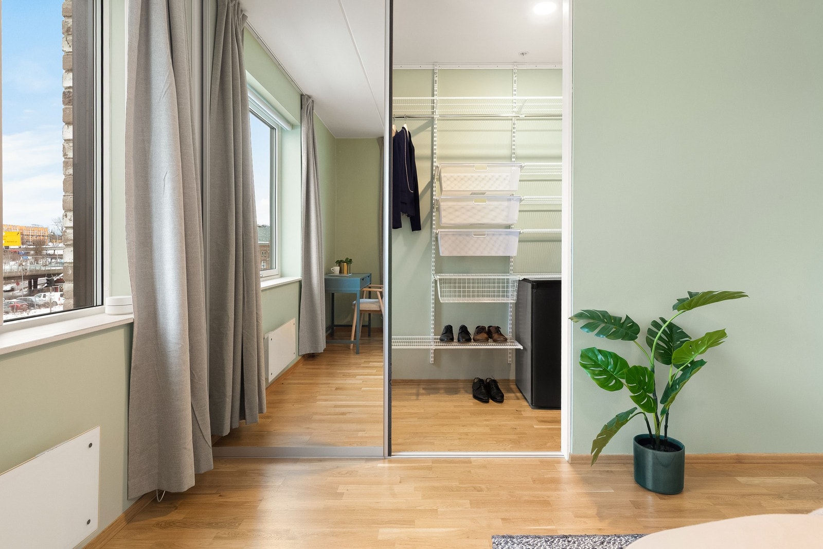Hovedsoverommet har tilknyttet garderoberom/walk-in closet med skyvedører og speilfronter. Galleribilde