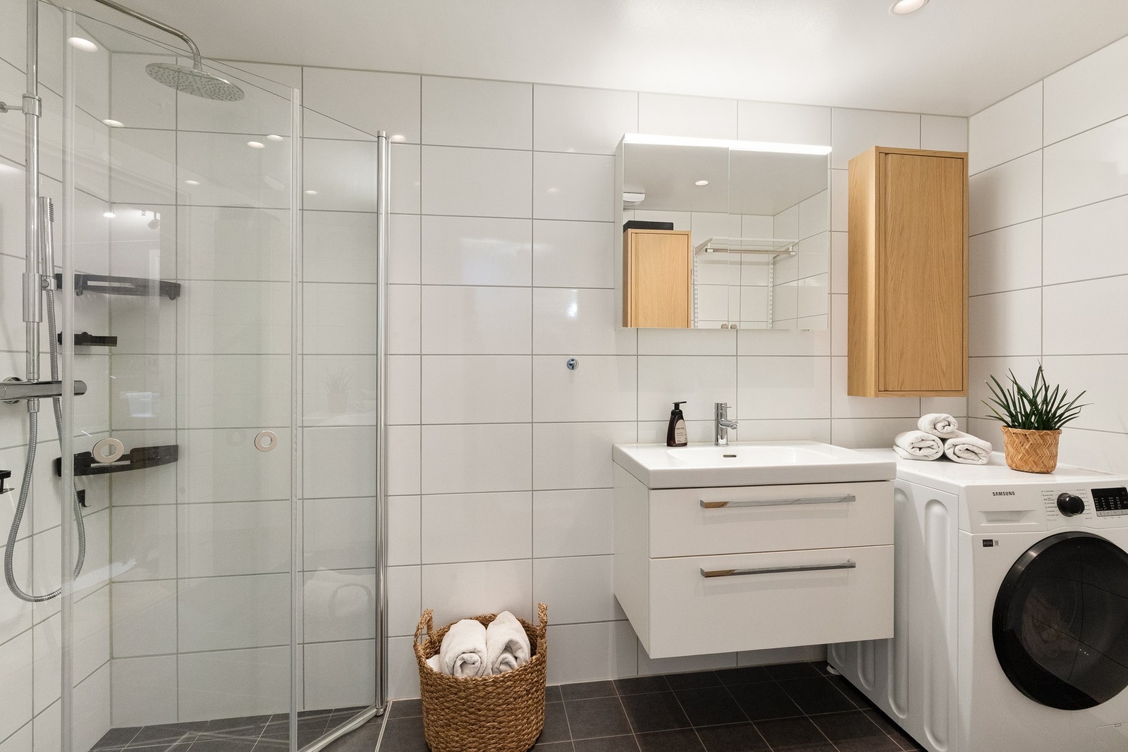 Baderommet er av nyere standard fra byggeåret (2020). Galleribilde