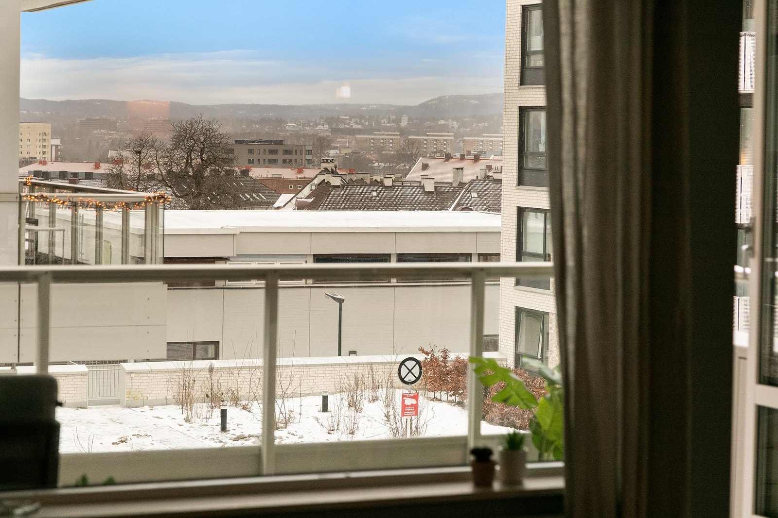 Fra stuen har du nydelig utsikt utover byen! Galleribilde