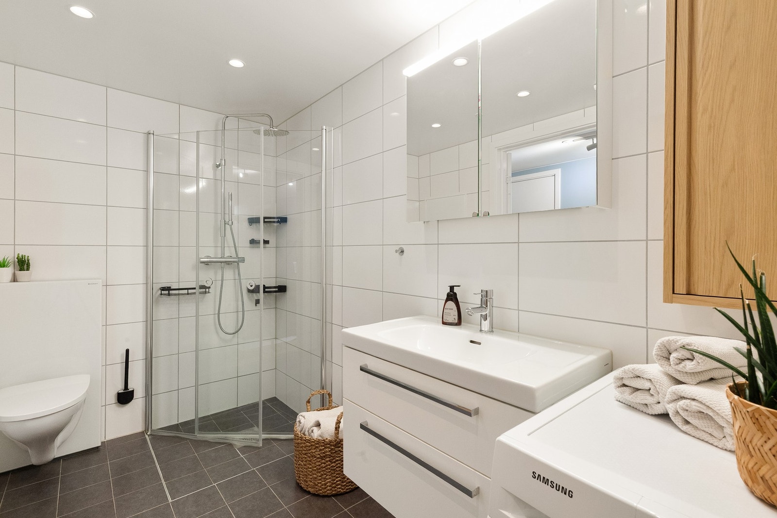 Innbydende og delikat flislagt baderom med lyse fliser på gulv og vegger, samt downlights (led) i himling. Galleribilde